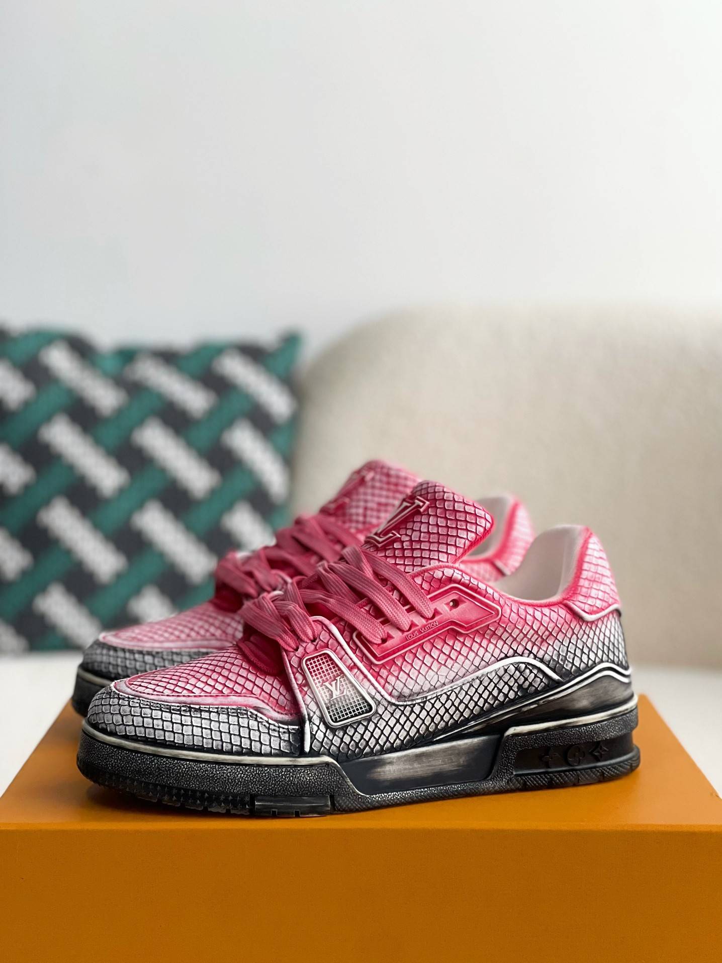 L*V TRAINER SNEAKERS
