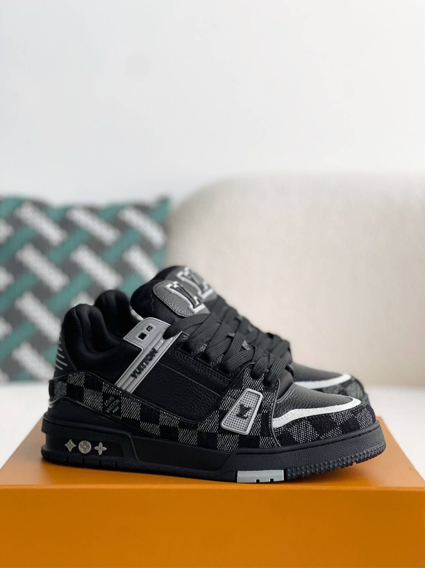 L*V SNEAKERS