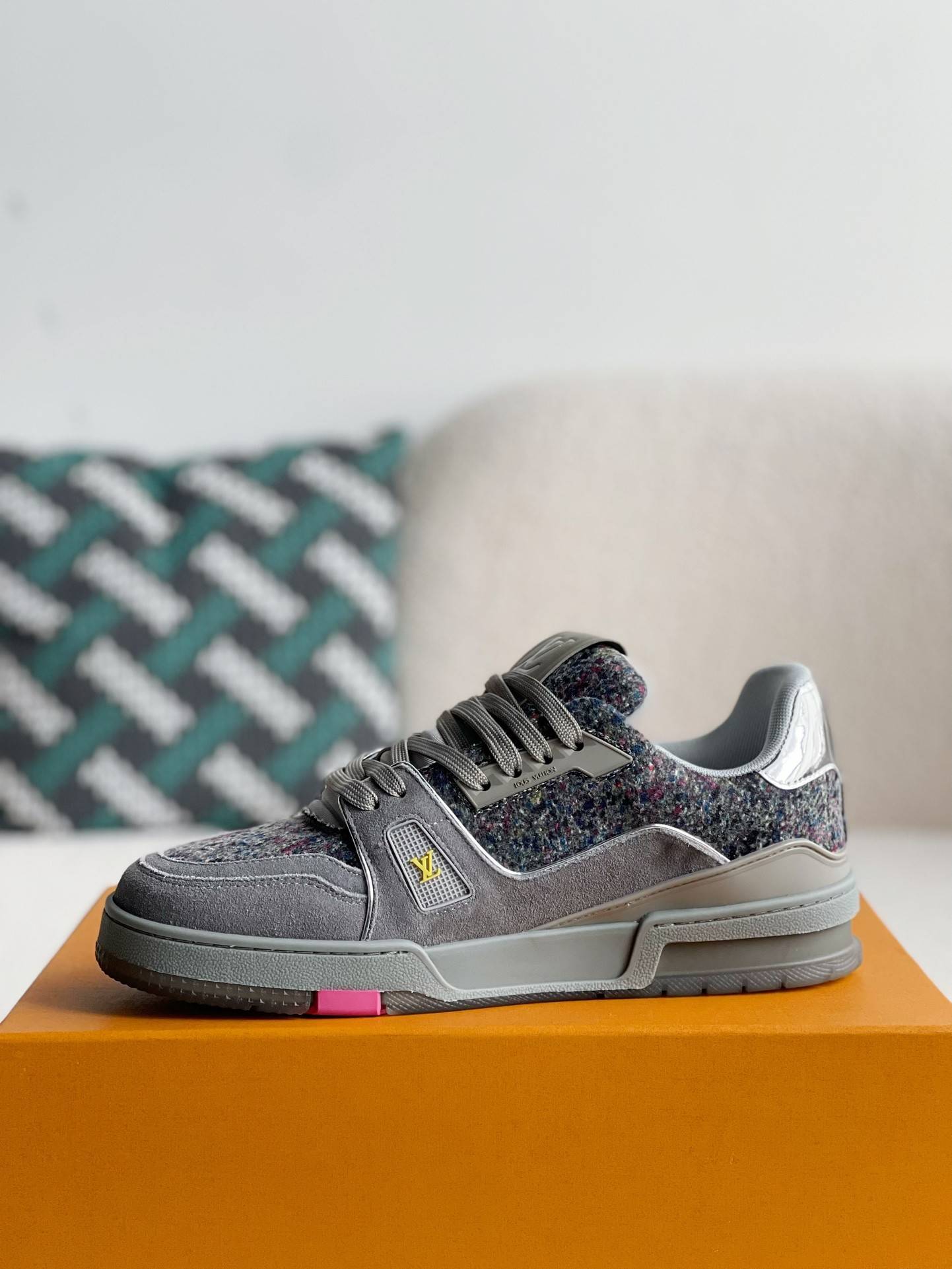 L*V SNEAKERS