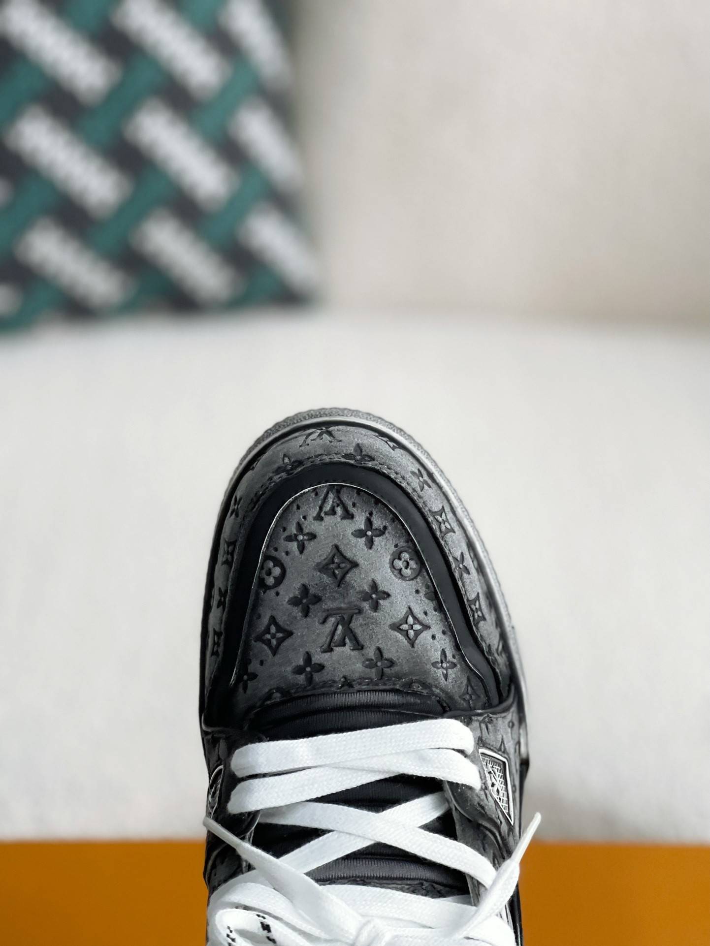 L*V TRAINER SNEAKERS