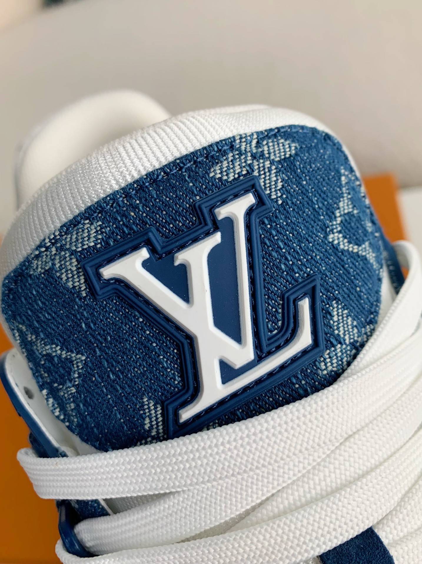 L*V TRAINER SNEAKERS
