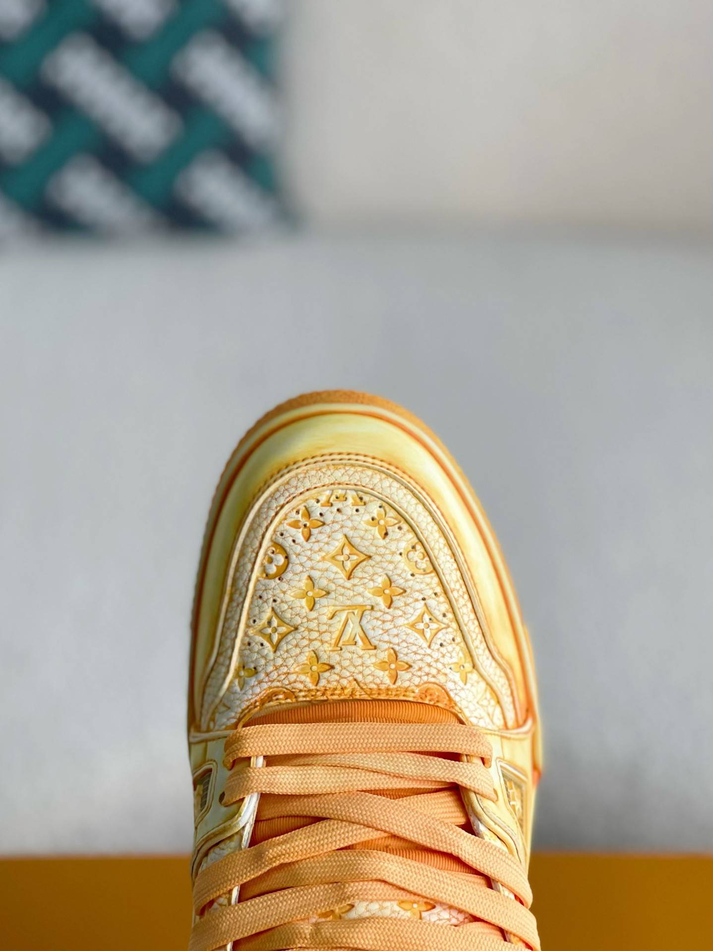 L*V SNEAKERS