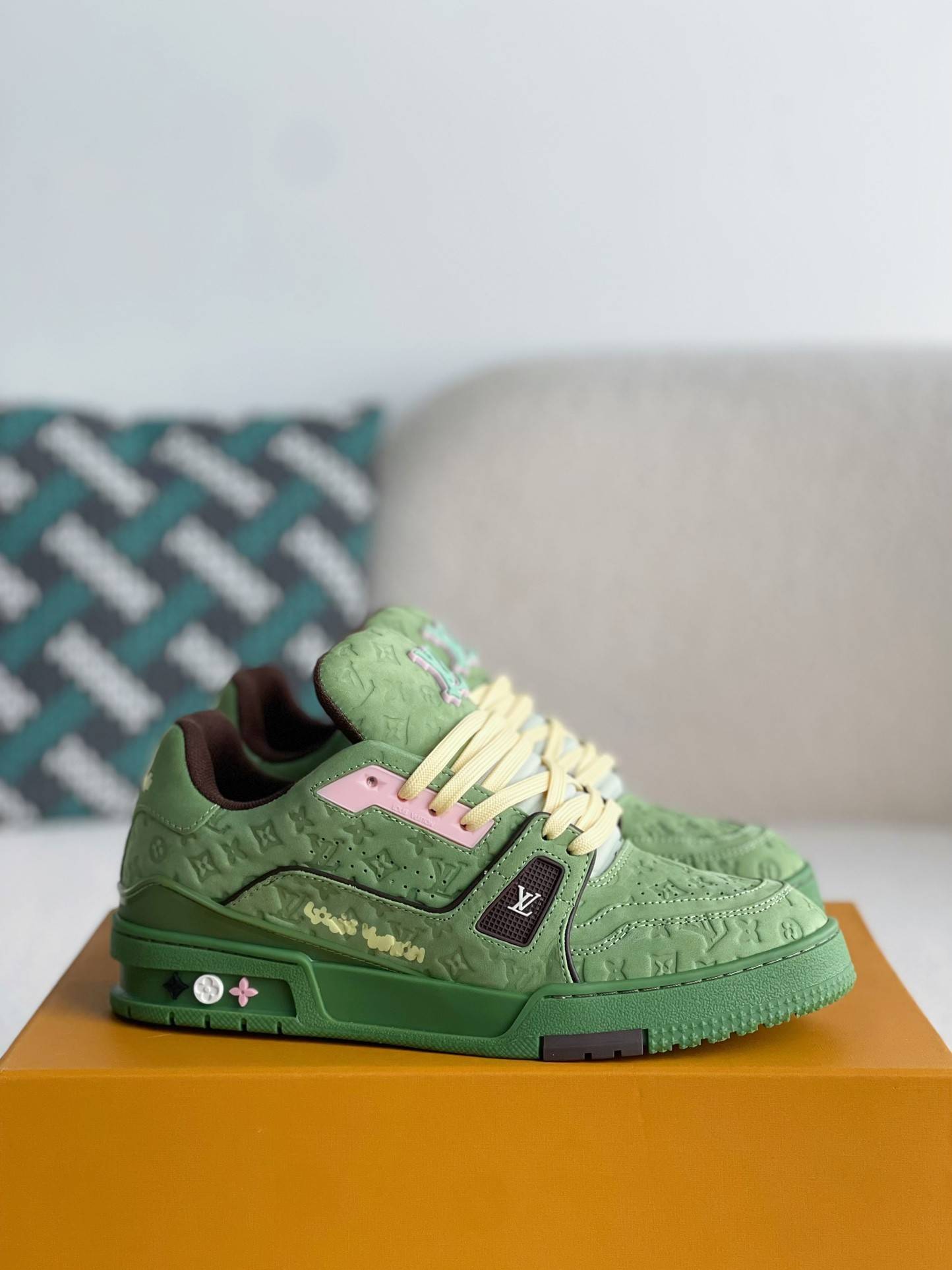 L*V SNEAKERS