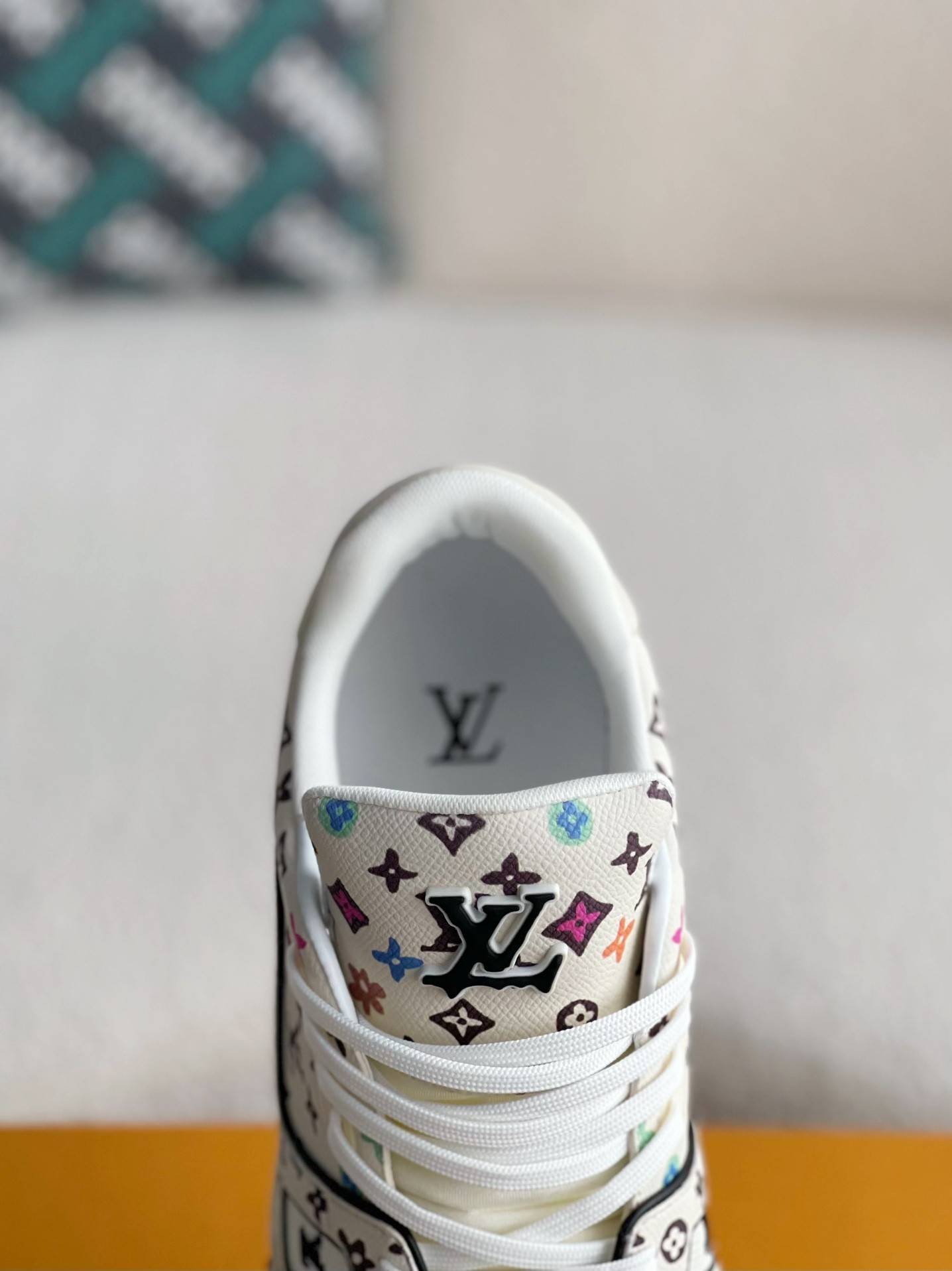 L*V SNEAKERS