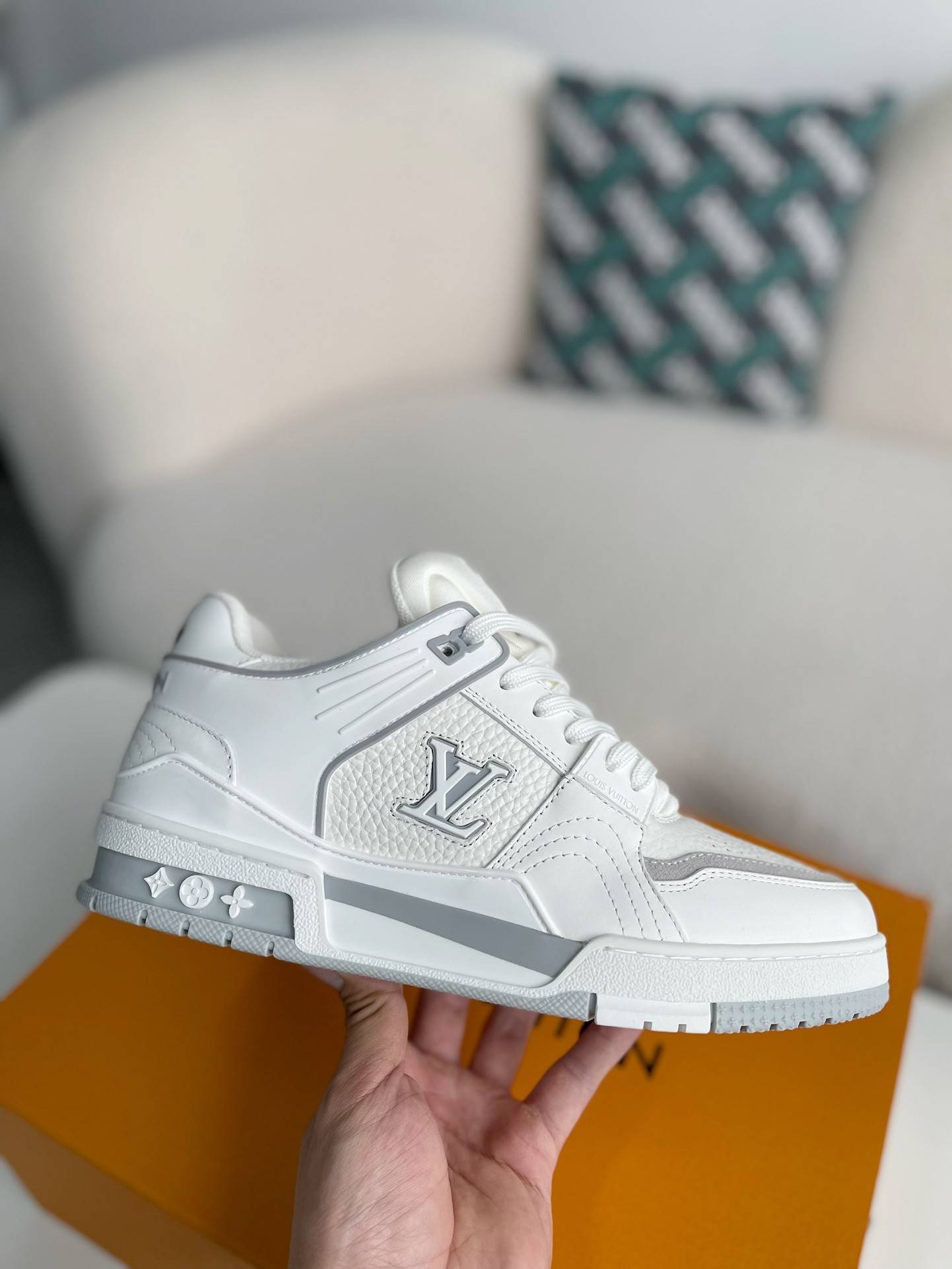 L*V SNEAKERS