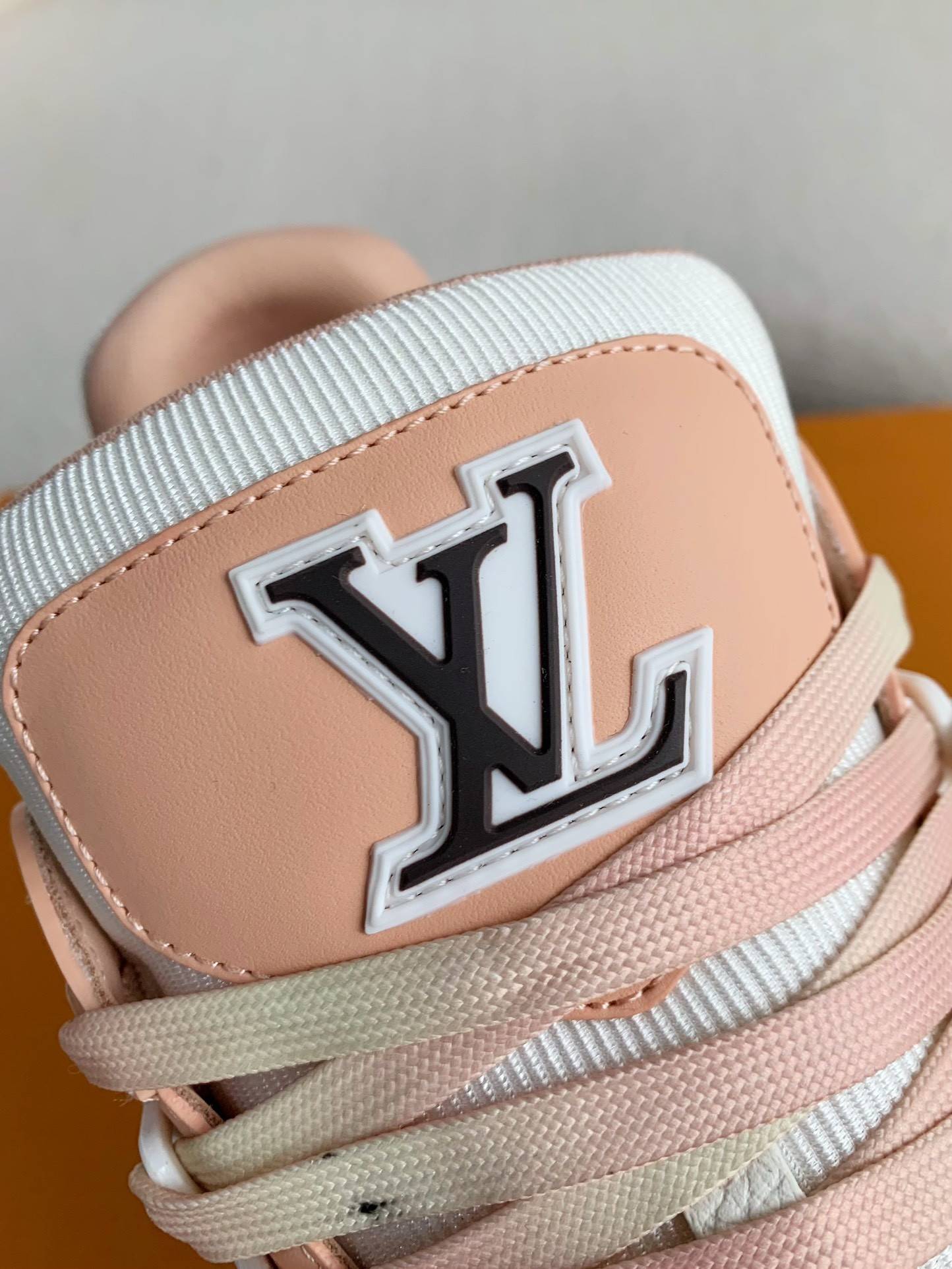 L*V SNEAKERS