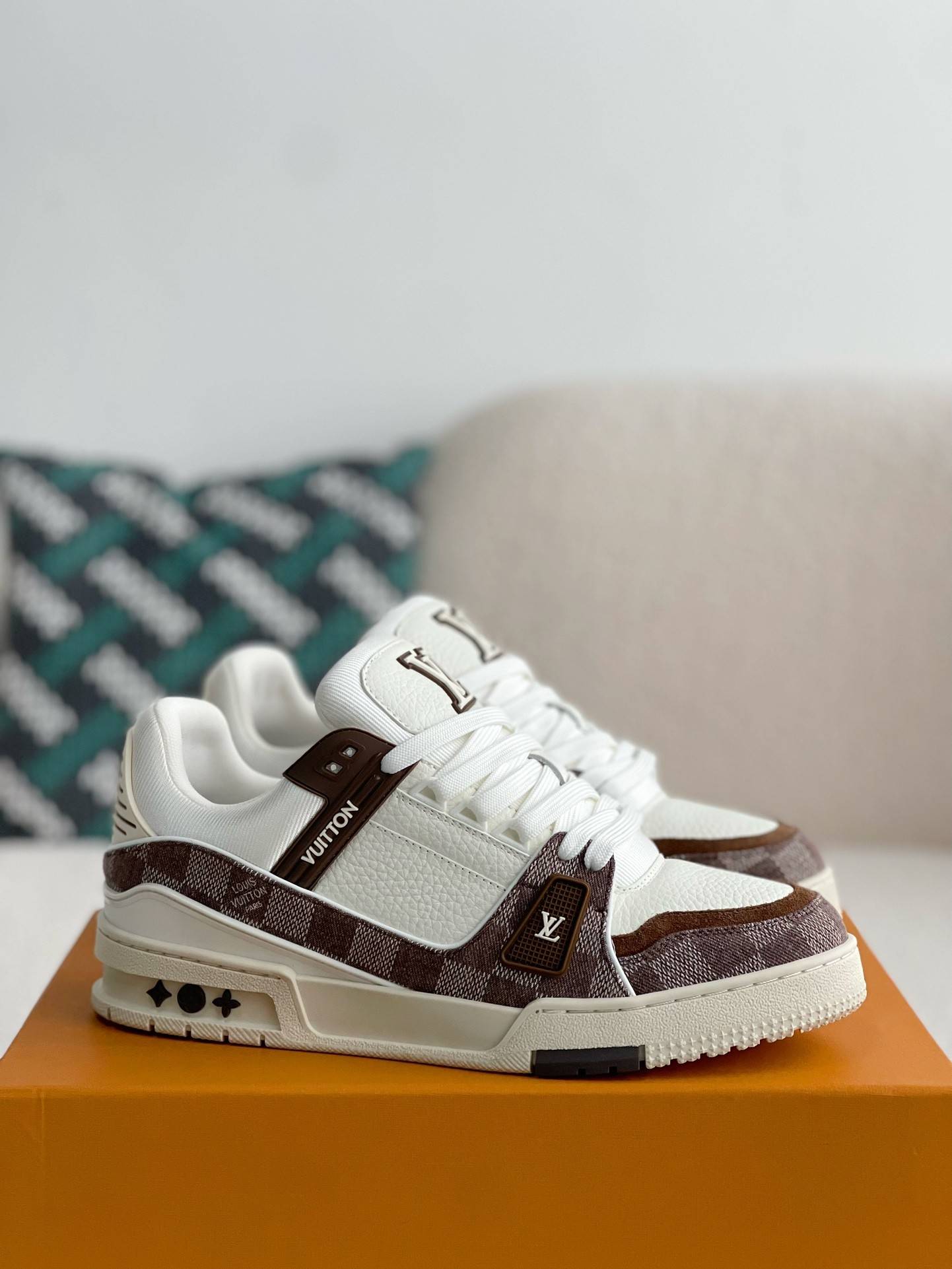 L*V TRAINER SNEAKERS