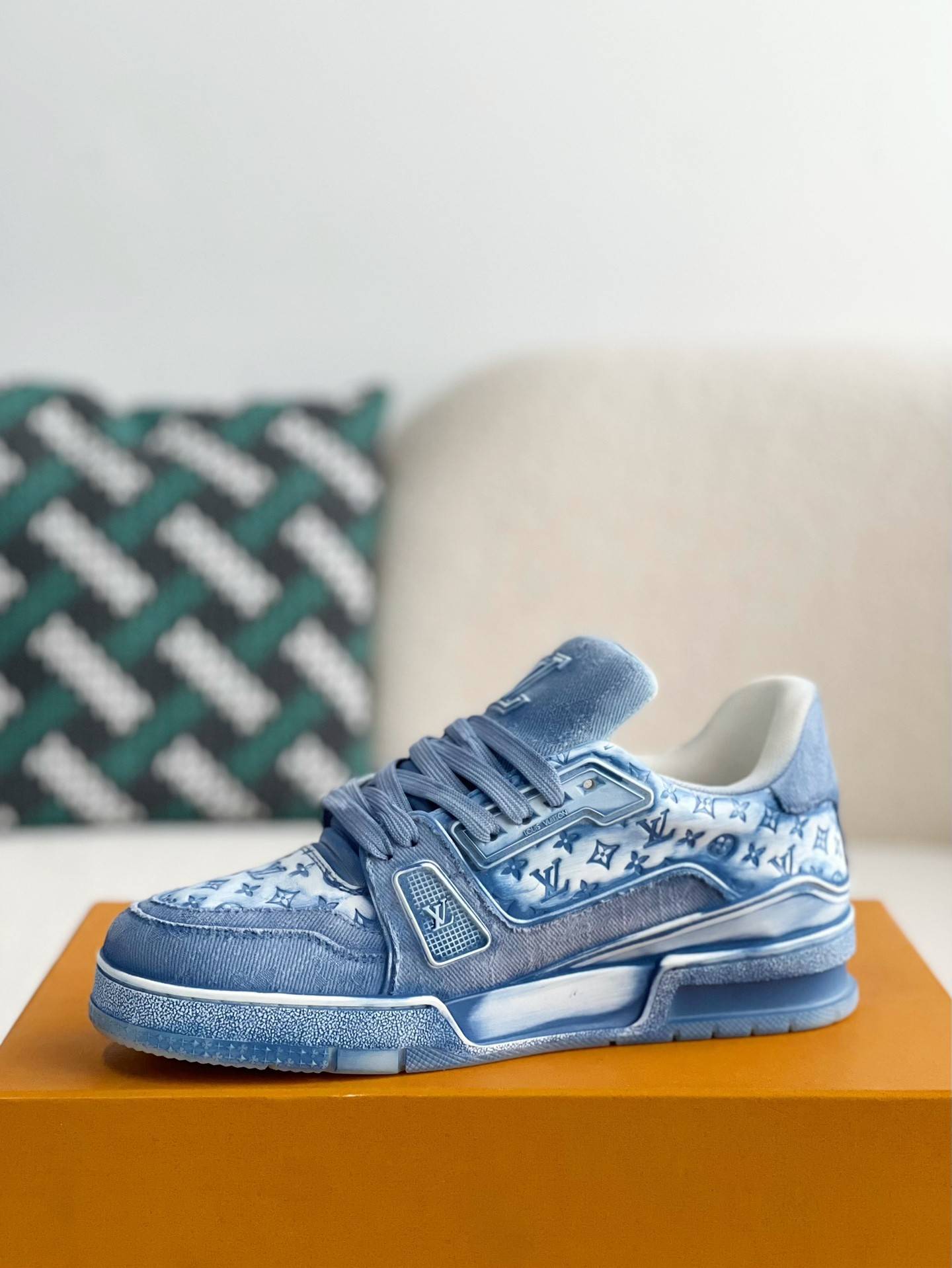 L*V TRAINER SNEAKERS