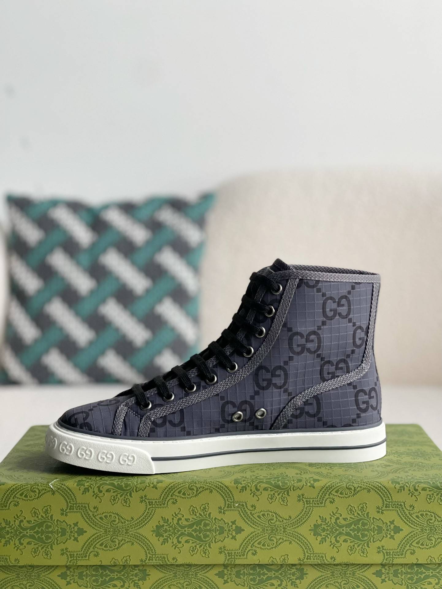 GU*IHigh-top shoes