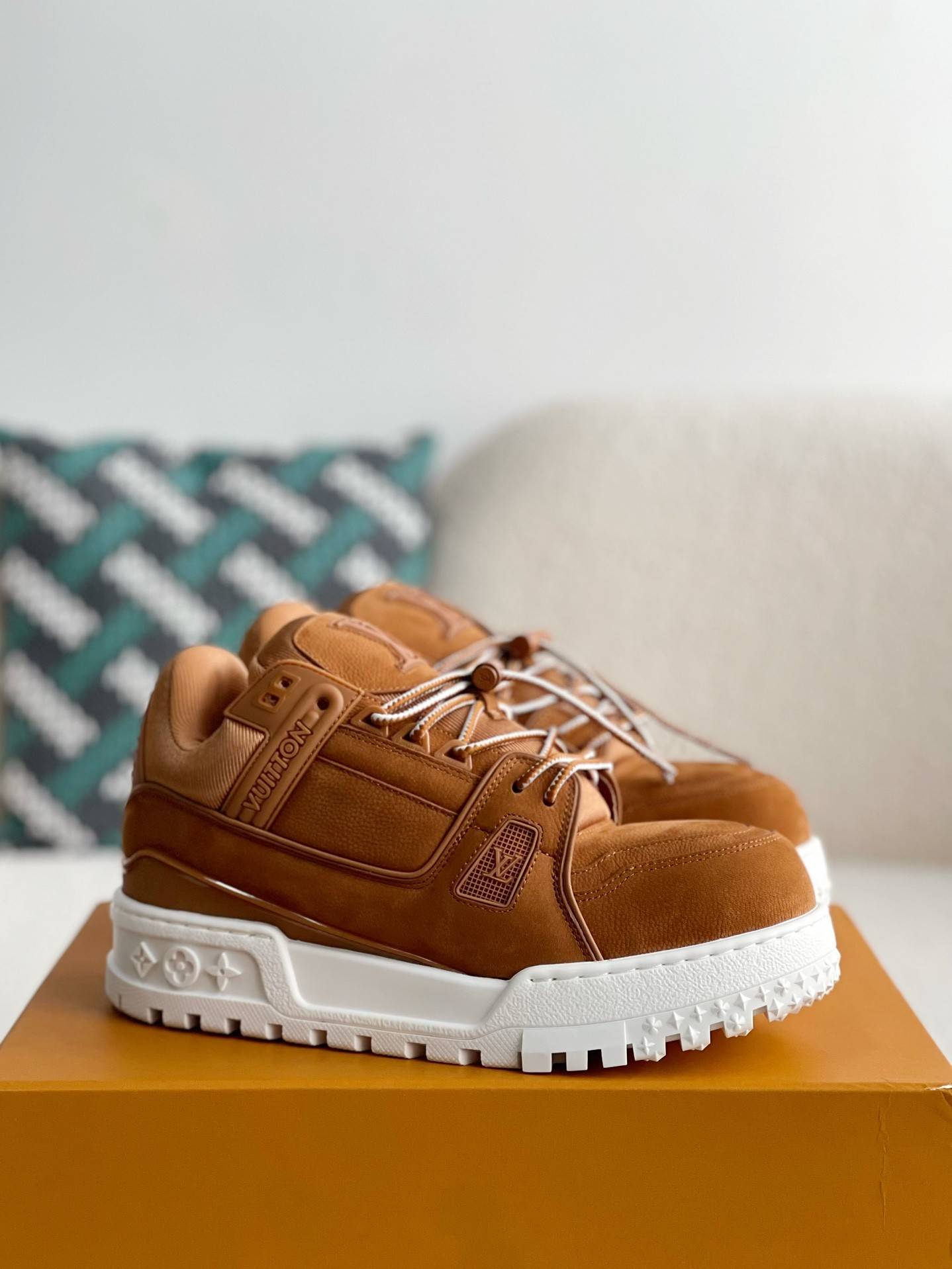 L*V TRAINER SNEAKERS