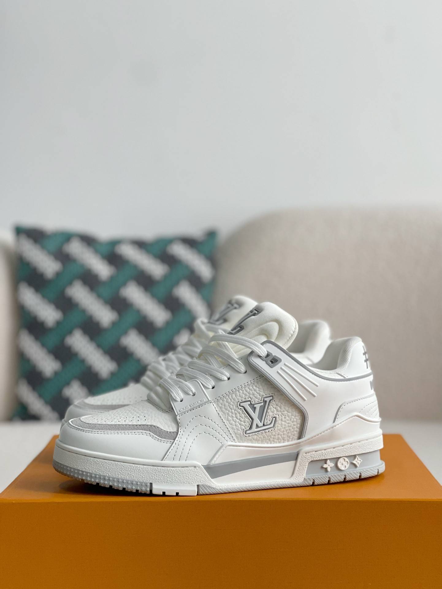 L*V SNEAKERS