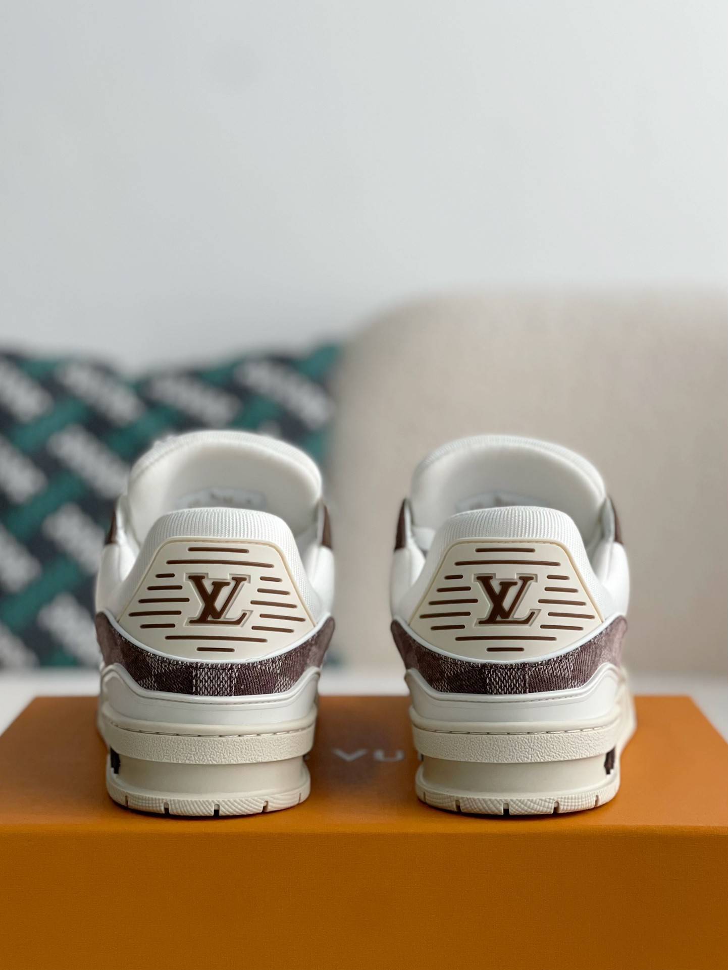 L*V TRAINER SNEAKERS
