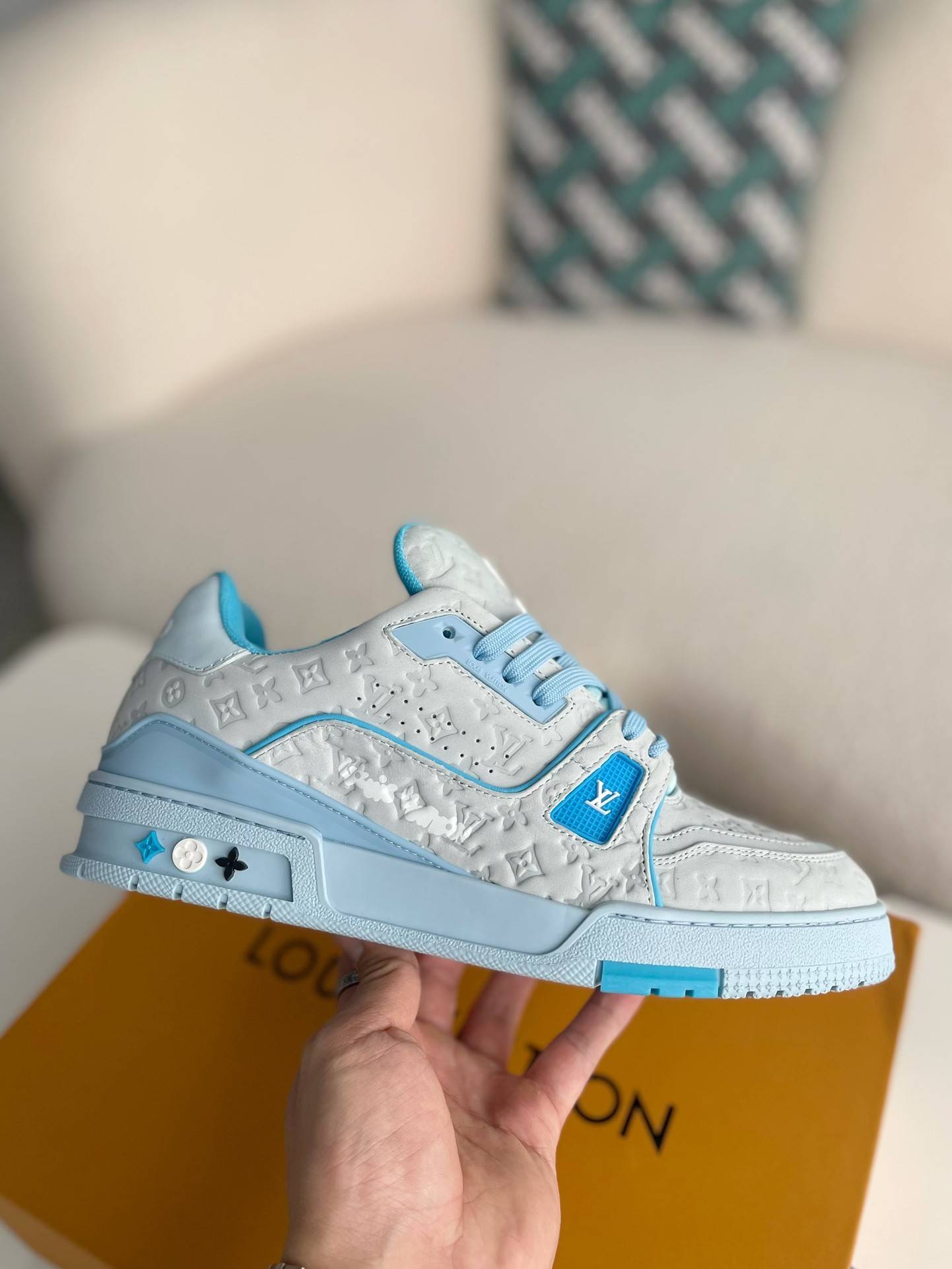 L*V SNEAKERS