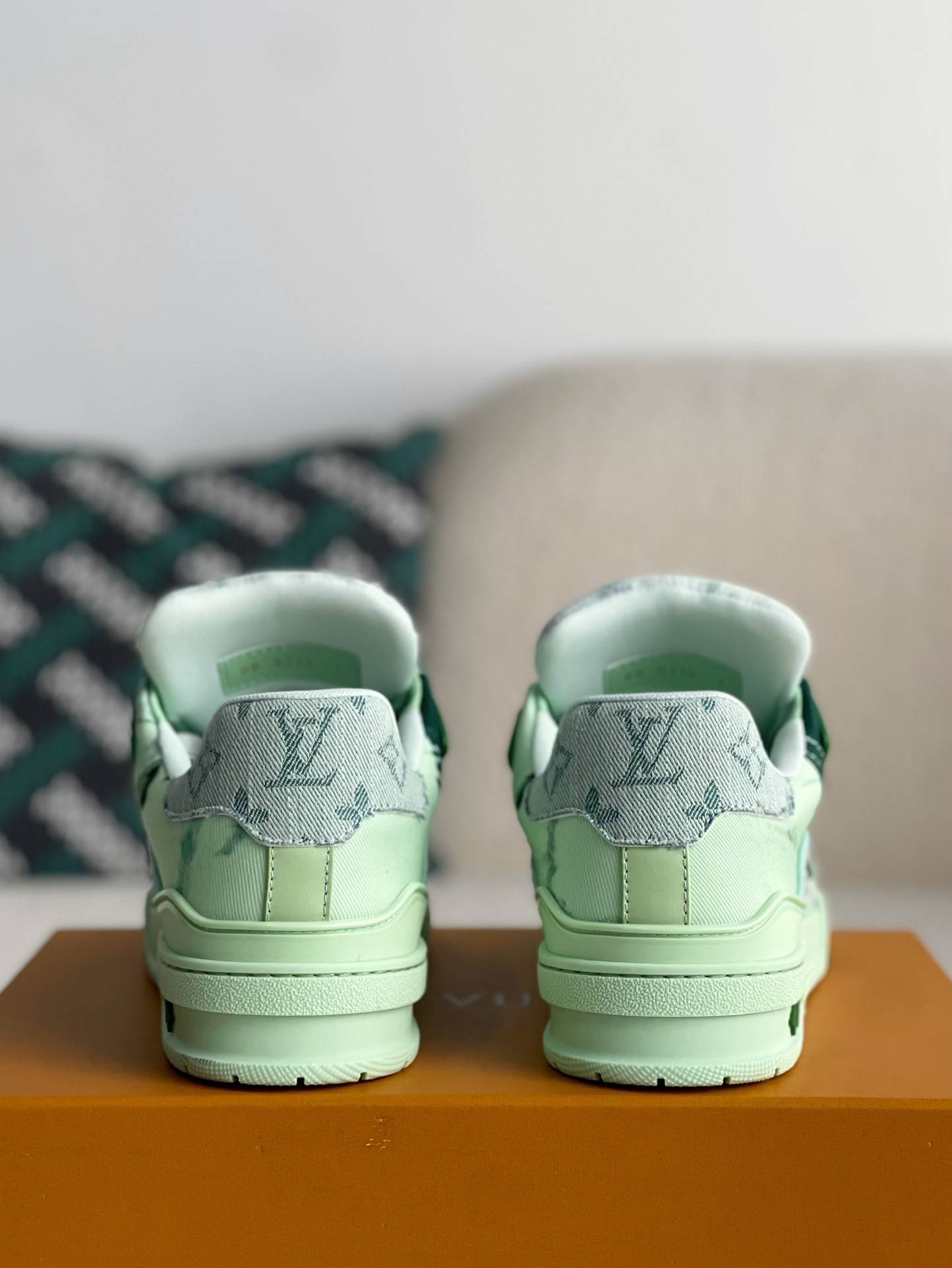 L*V SNEAKERS