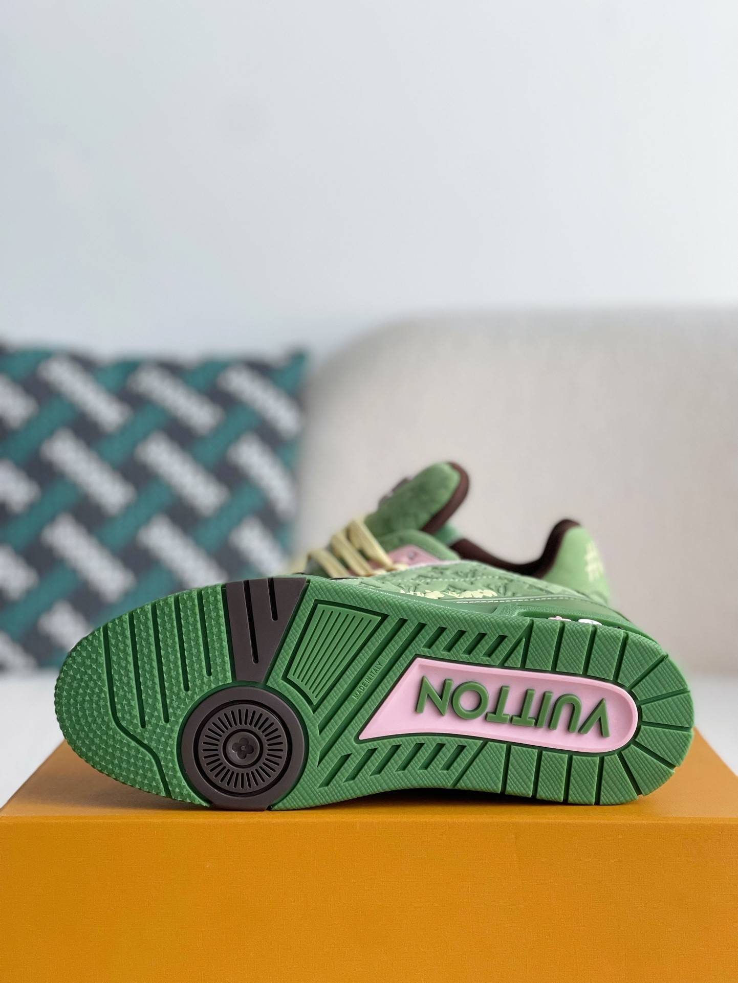 L*V SNEAKERS