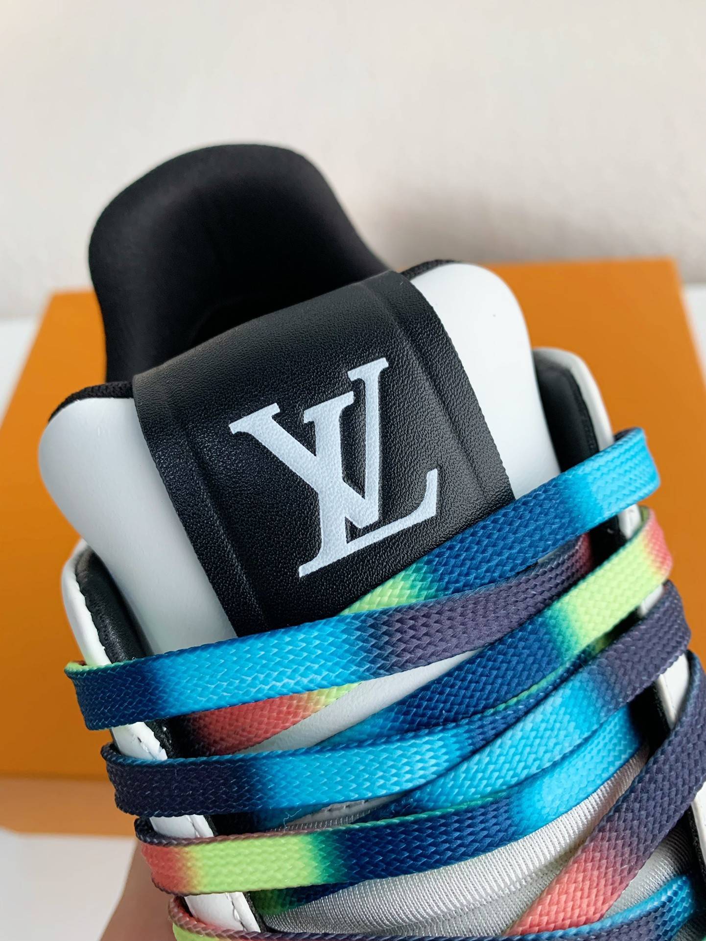 L*V SNEAKERS