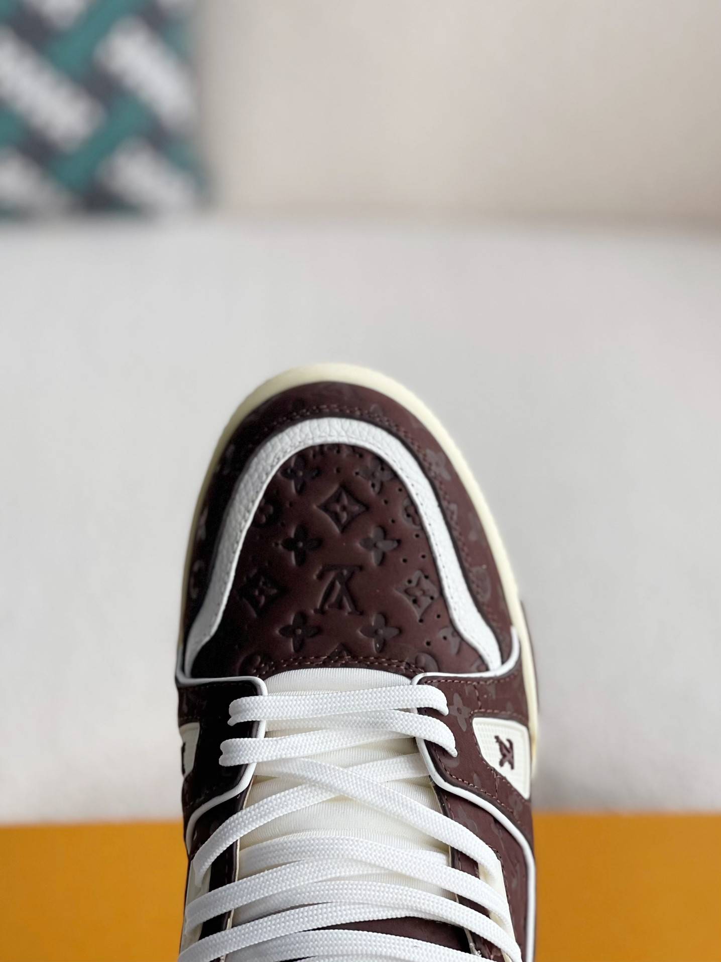 L*V SNEAKERS