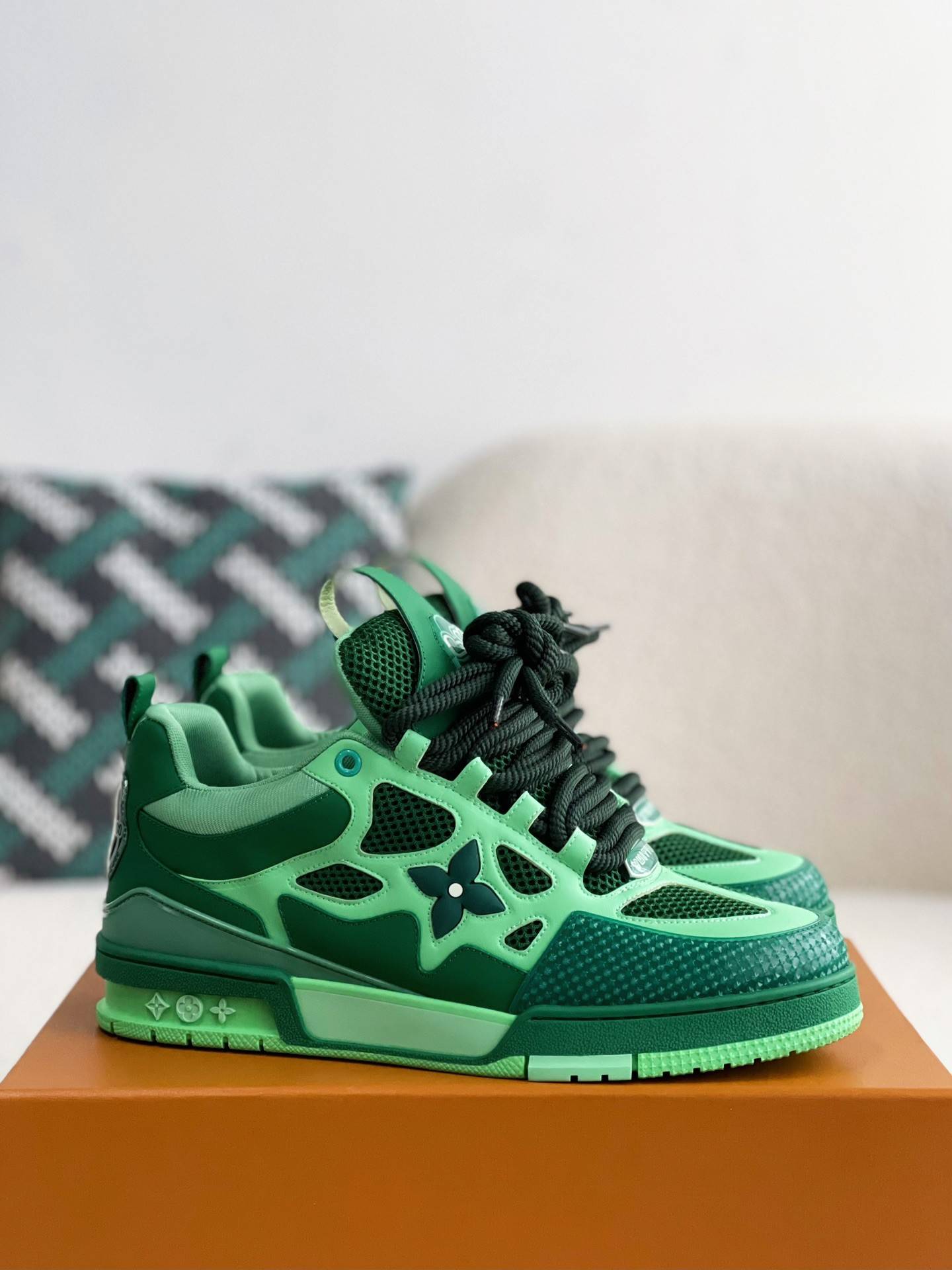 L*V RUNNER TATIC sneakers