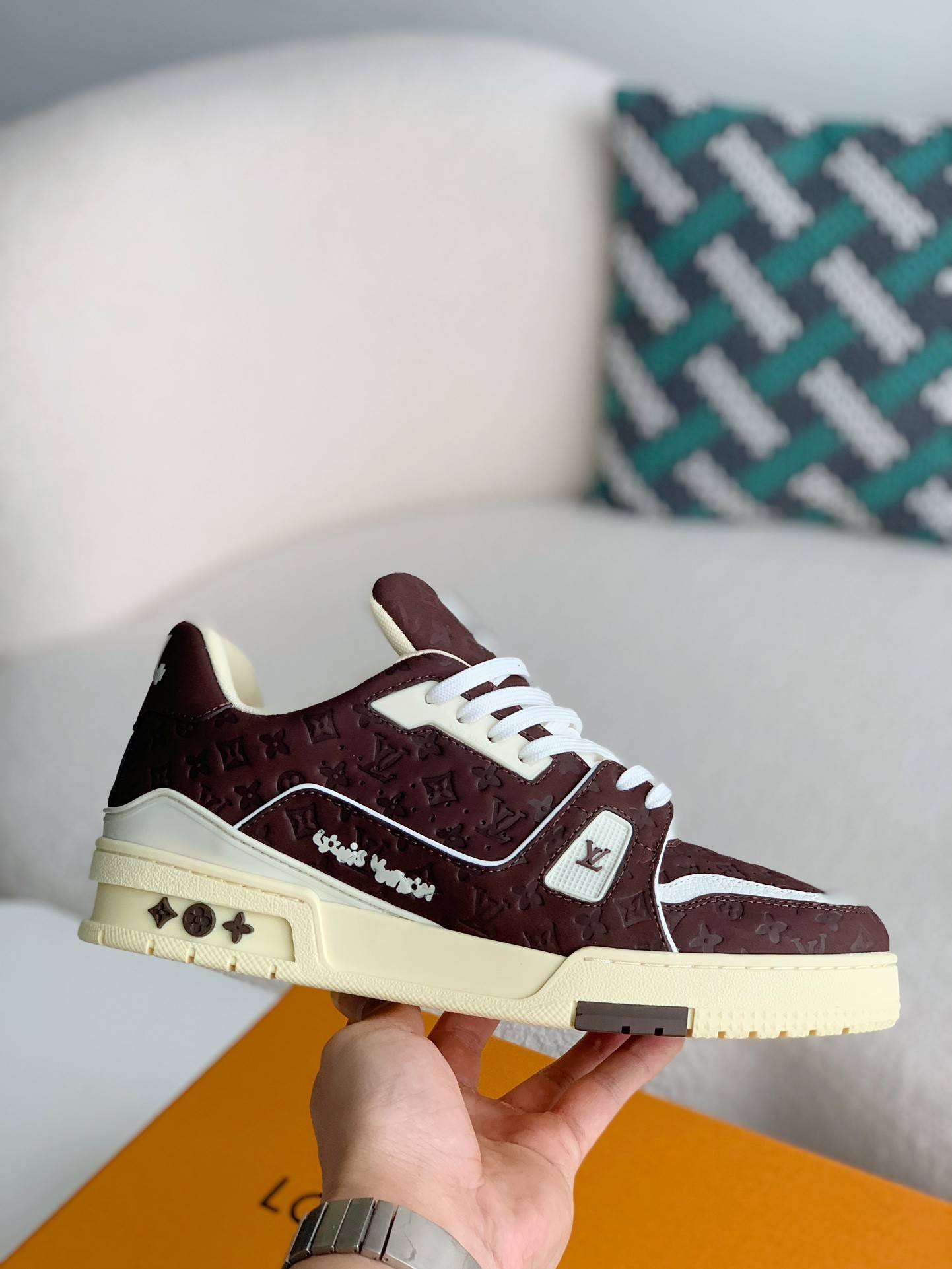 L*V SNEAKERS