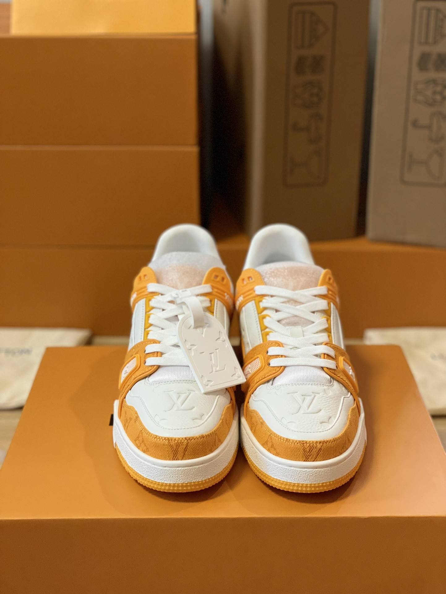 L*V TRAINER 1A8FN8 Sneakers