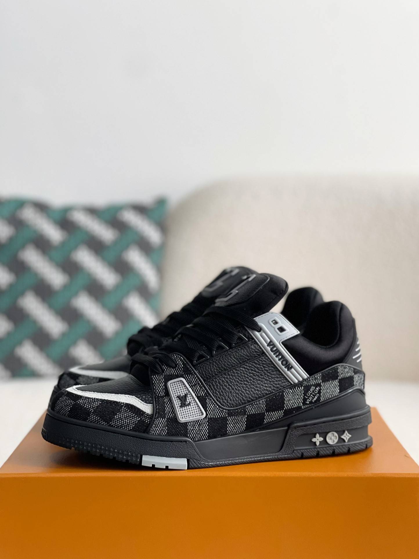 L*V SNEAKERS