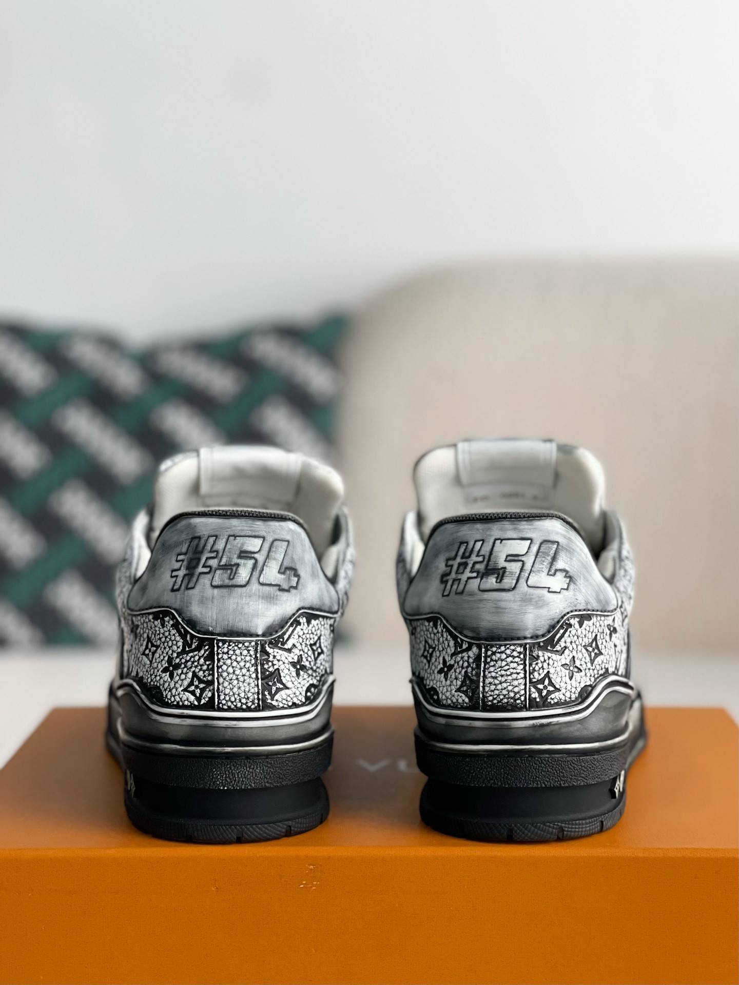 L*V SNEAKERS