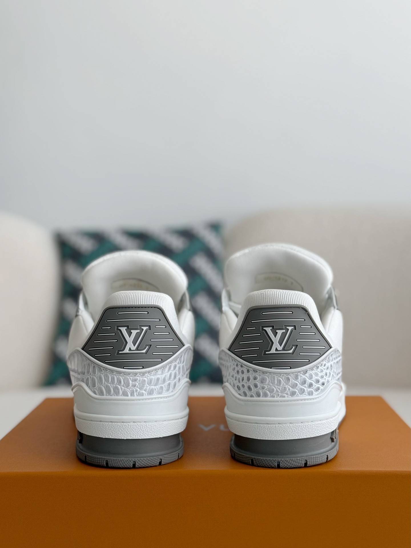 L*V TRAINER SNEAKERS