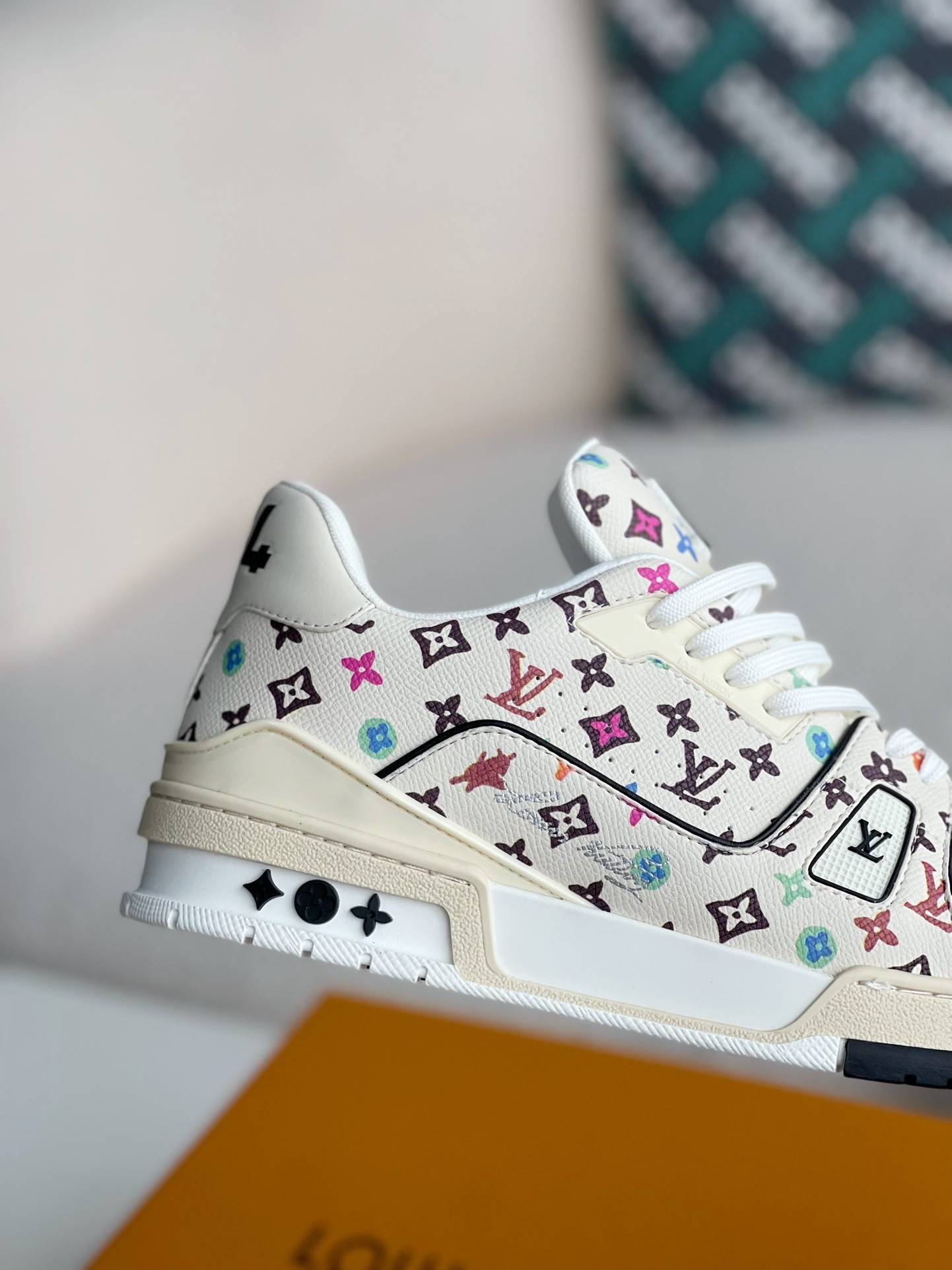 L*V SNEAKERS