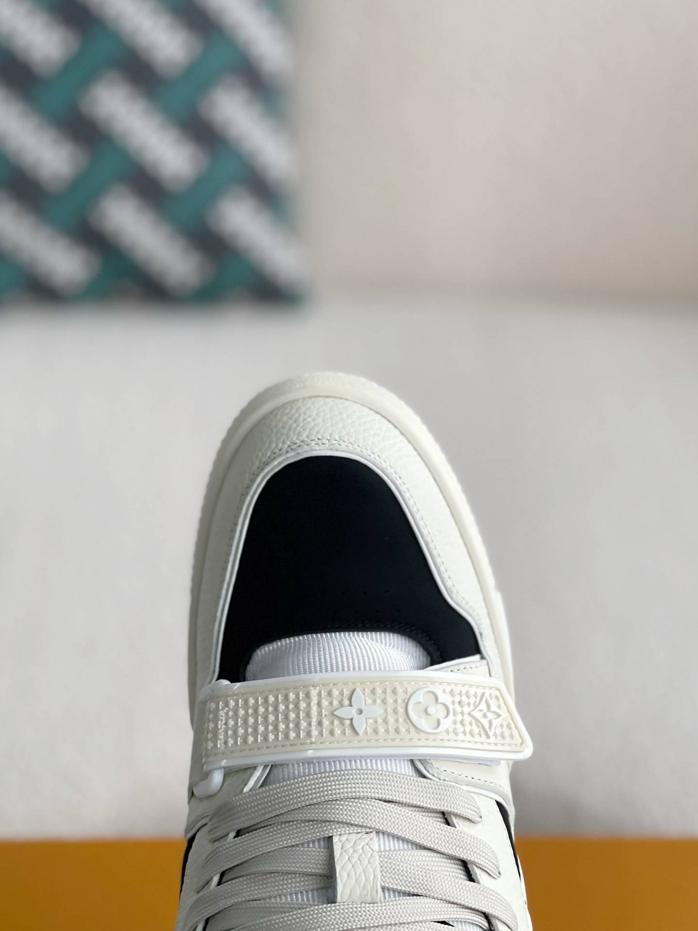L*V SNEAKERS
