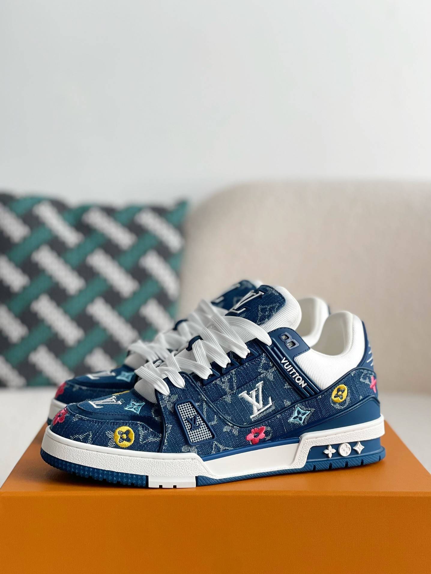 L*V TRAINER SNEAKERS