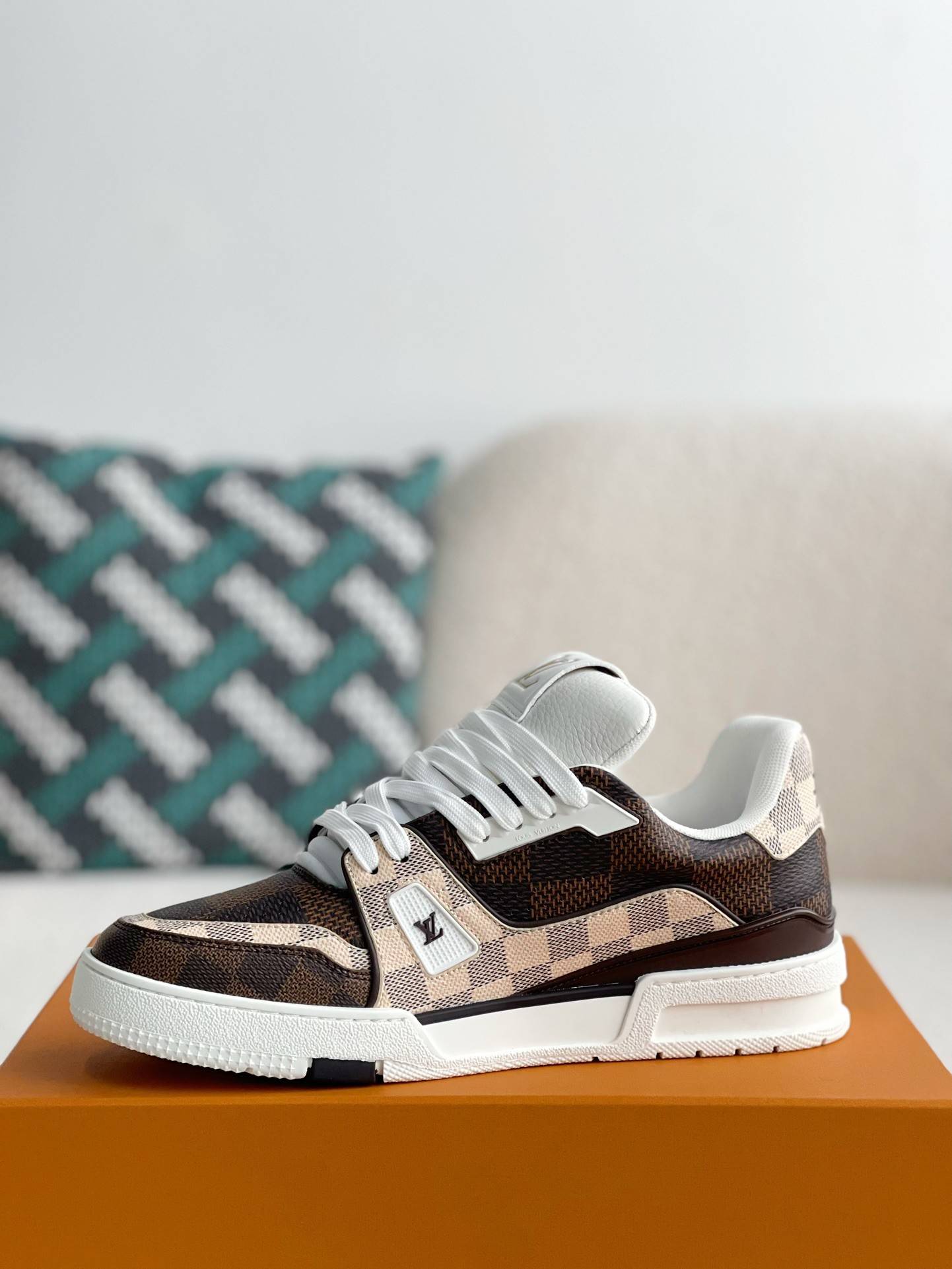 L*V TRAINER SNEAKERS