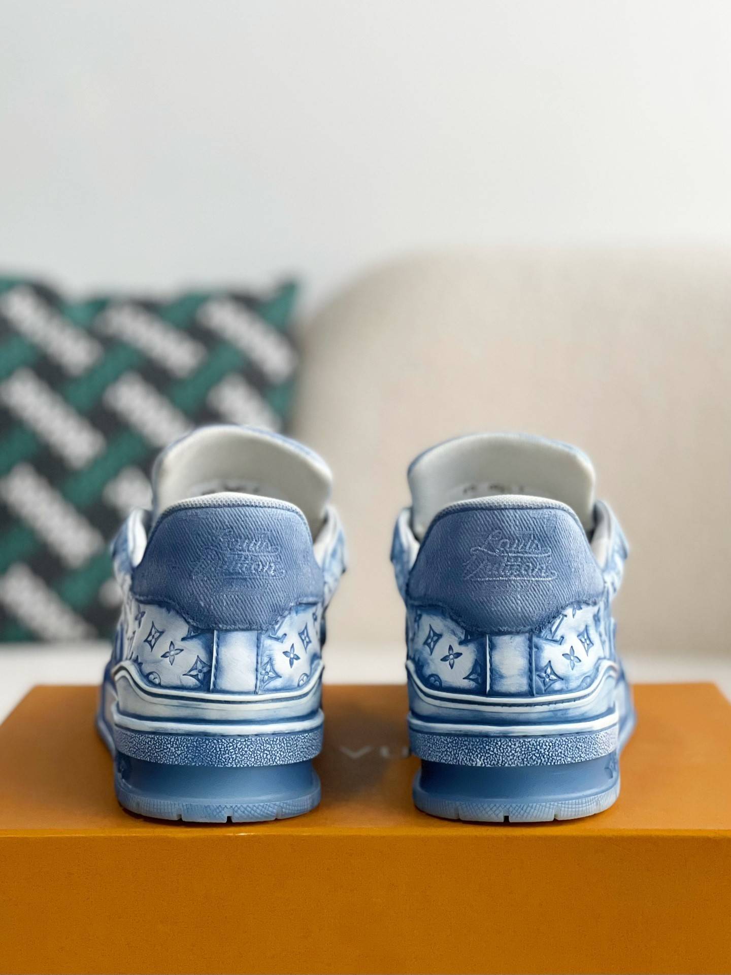 L*V TRAINER SNEAKERS