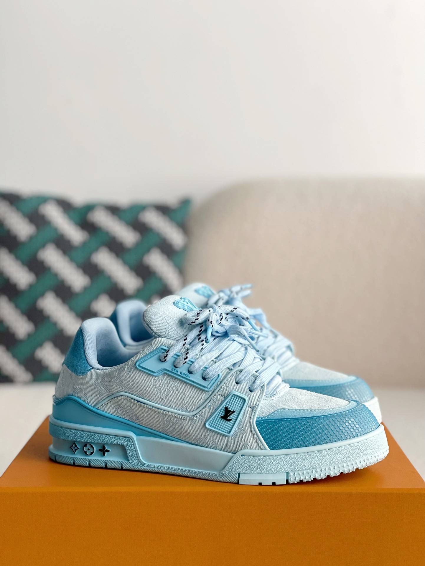 L*V TRAINER SNEAKERS