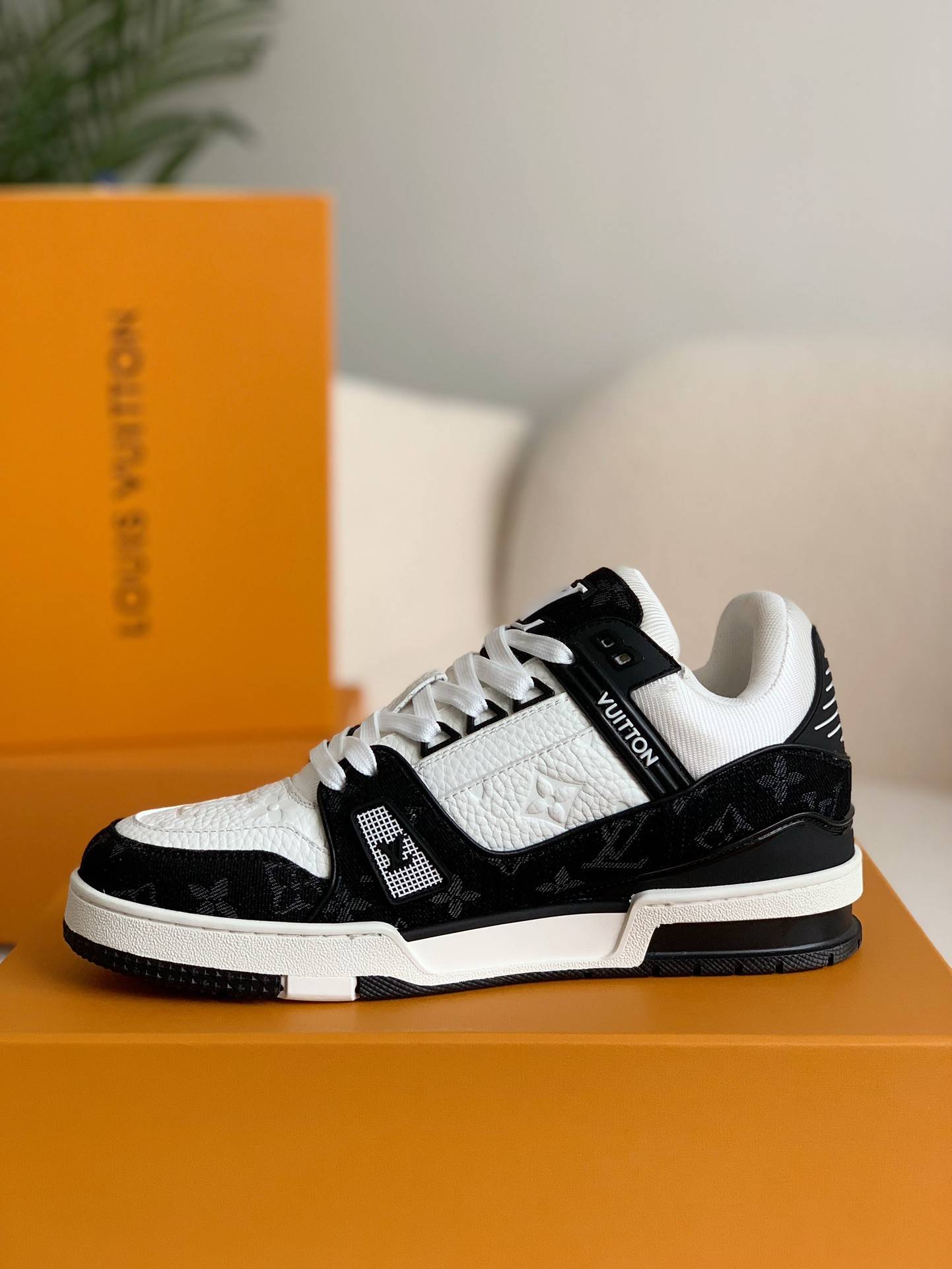 L*V TRAINER SNEAKERS