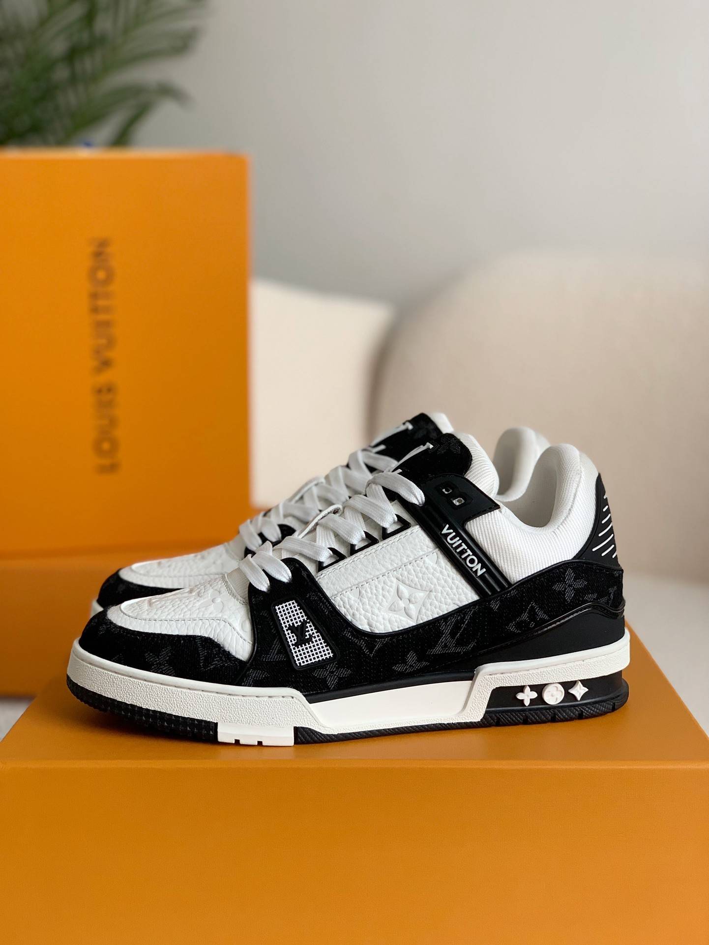 L*V TRAINER SNEAKERS