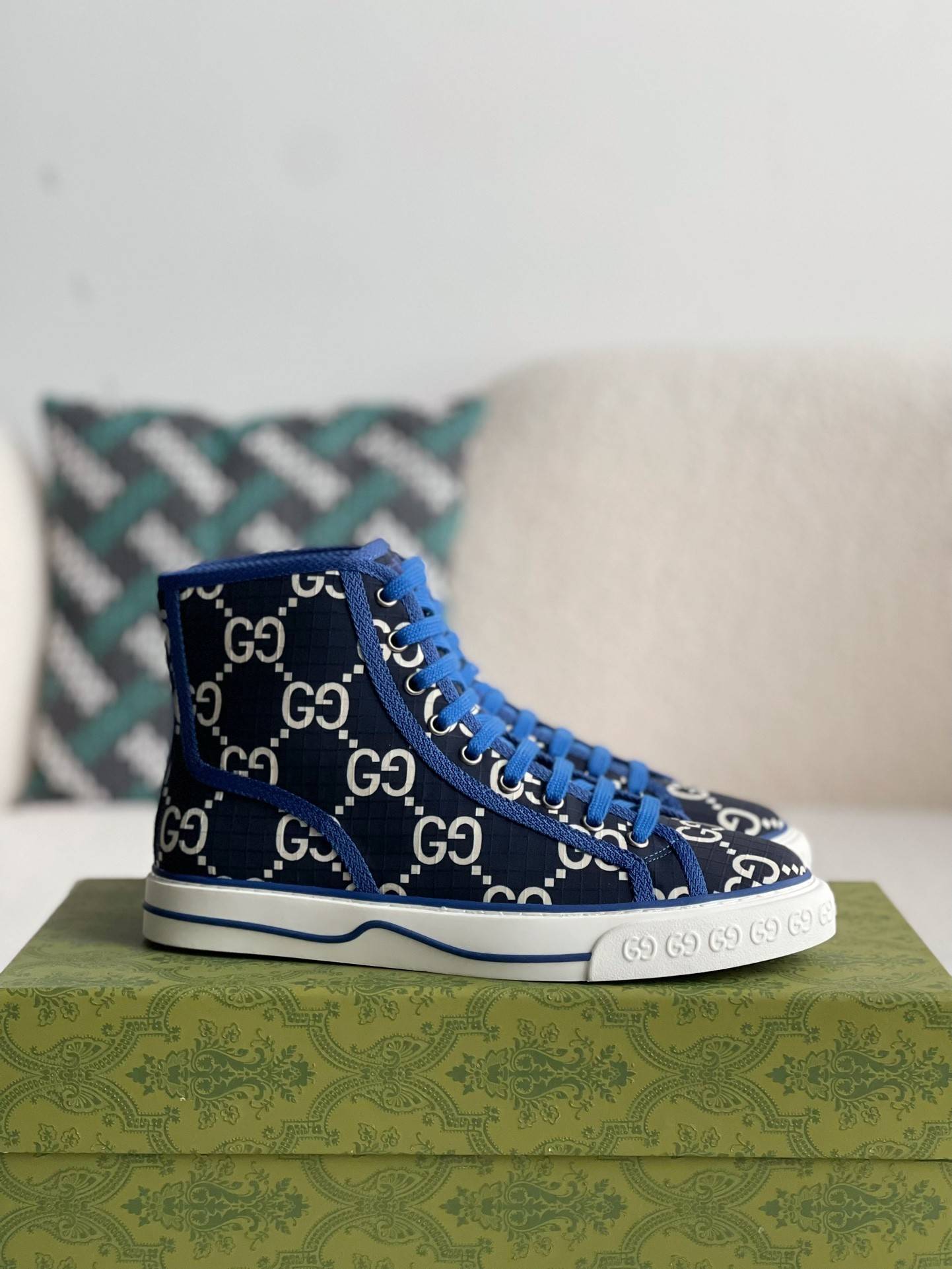 GU*IHigh-top shoes