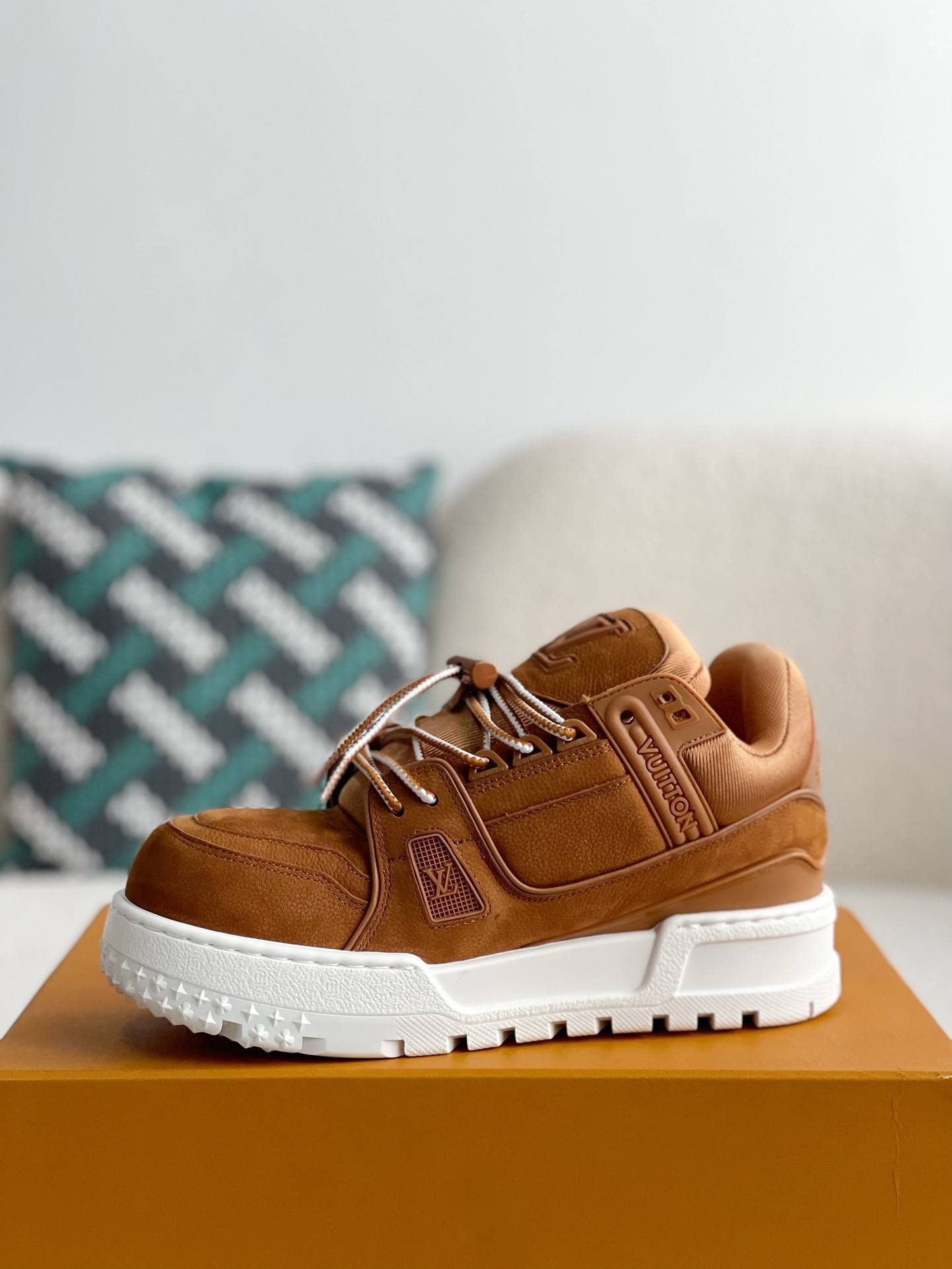 L*V TRAINER SNEAKERS