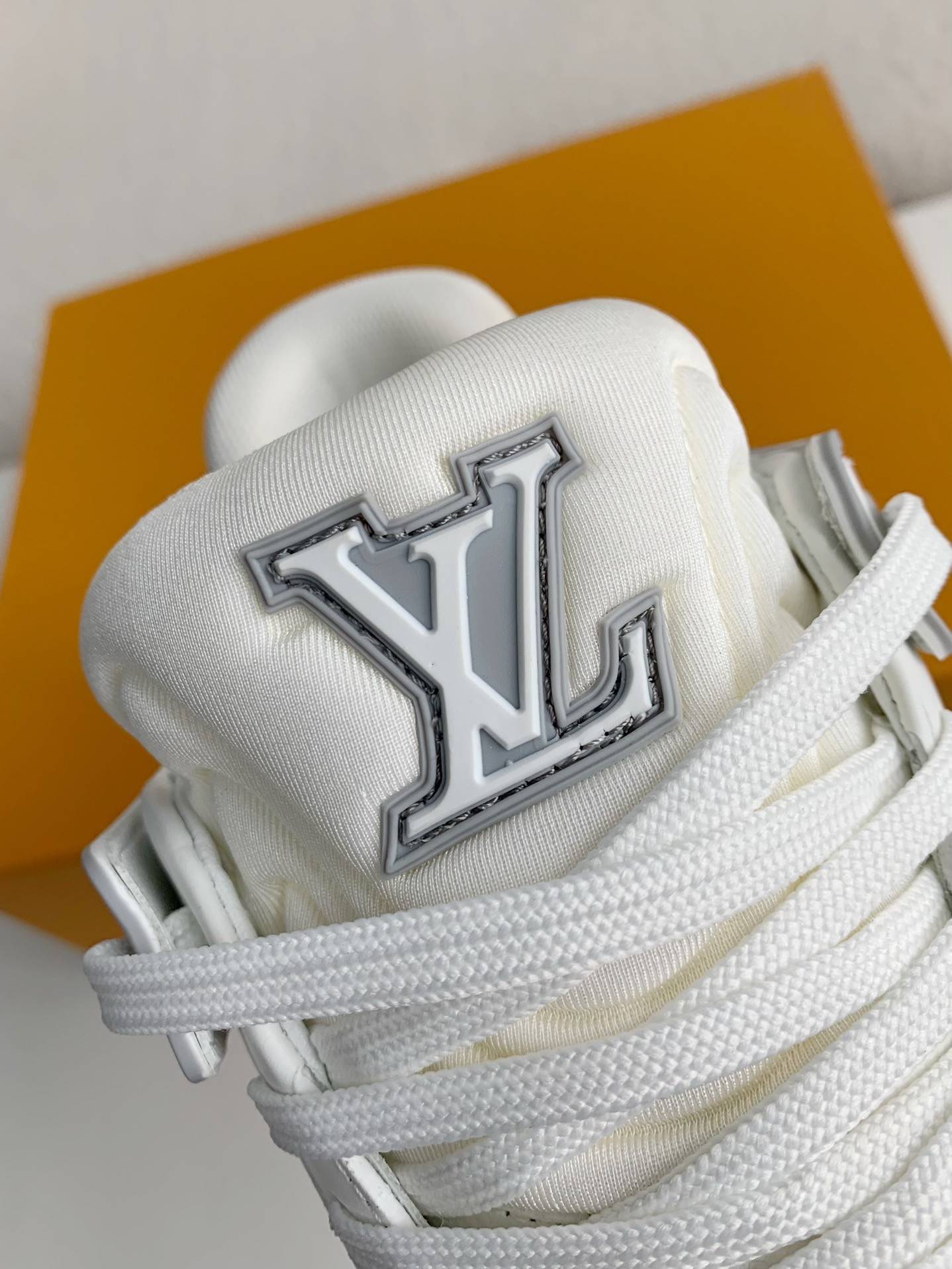 L*V SNEAKERS