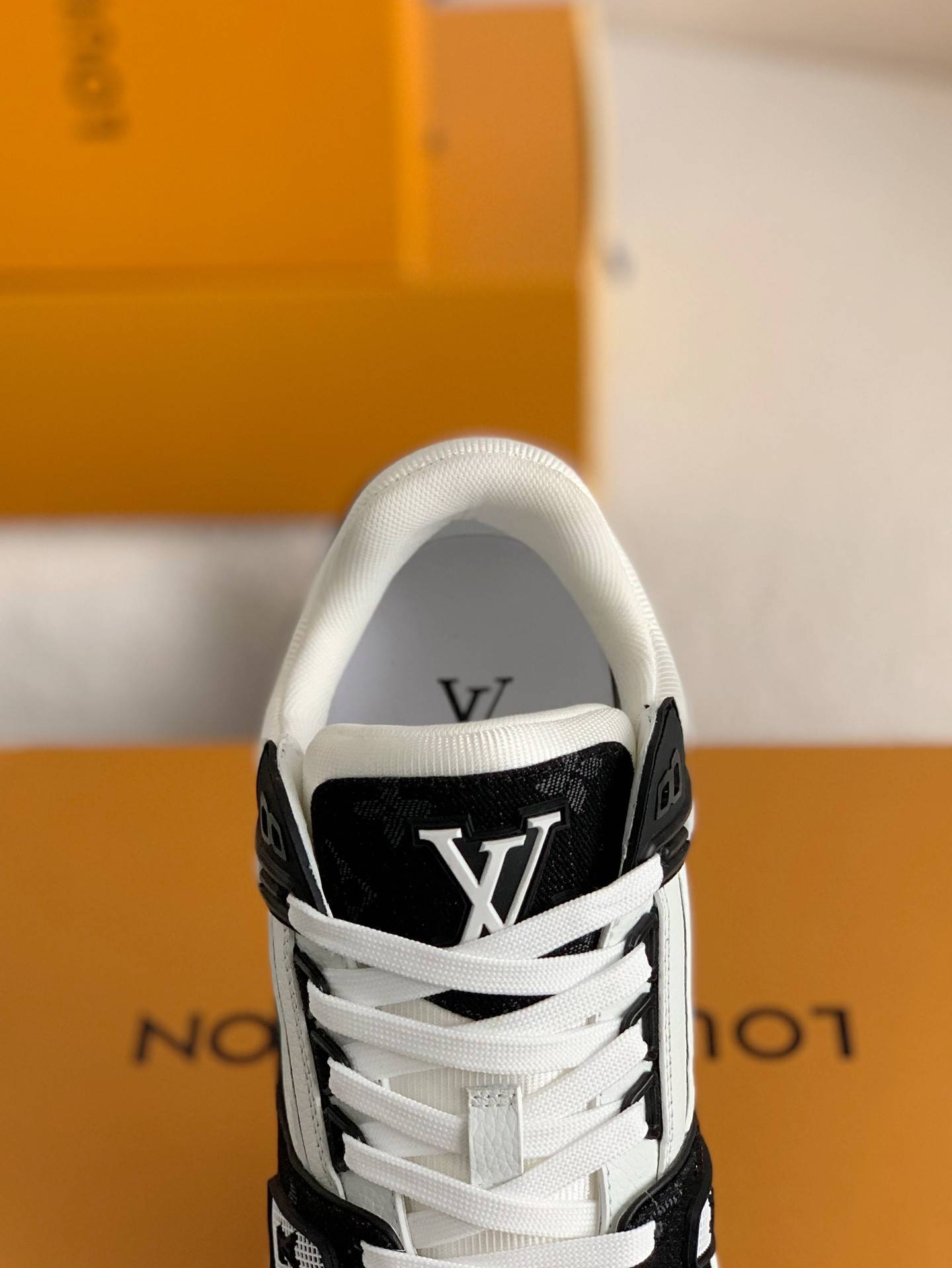 L*V TRAINER SNEAKERS