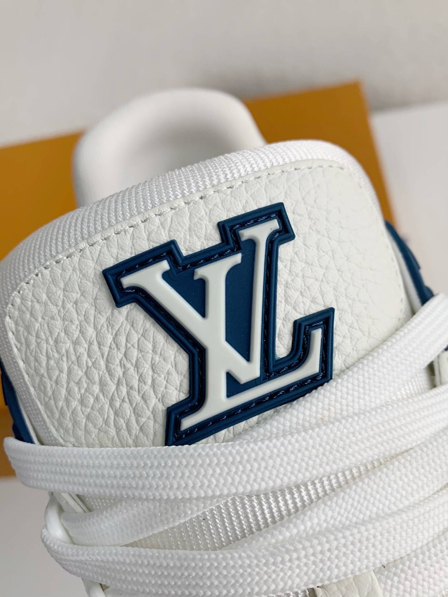 L*V SNEAKERS