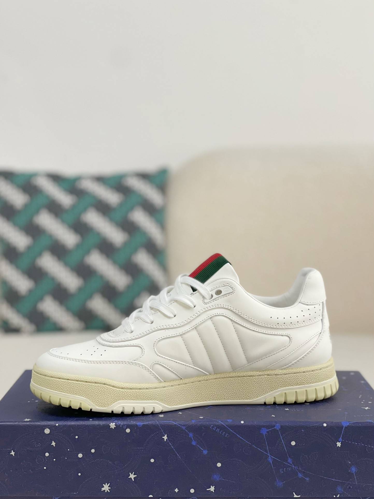 GU*INew Sneakers