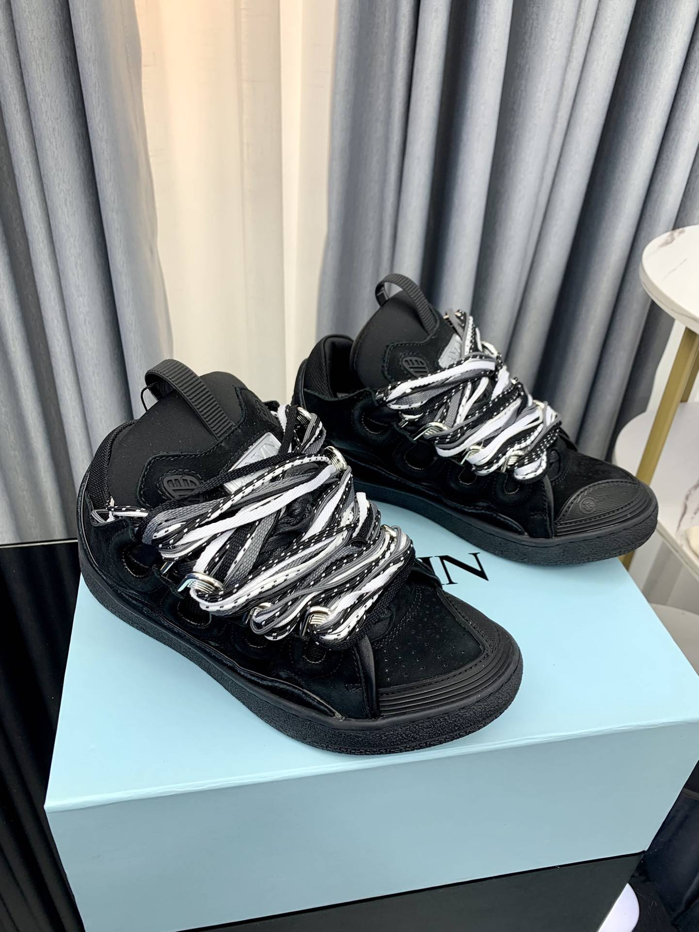 LA*N Sneaker