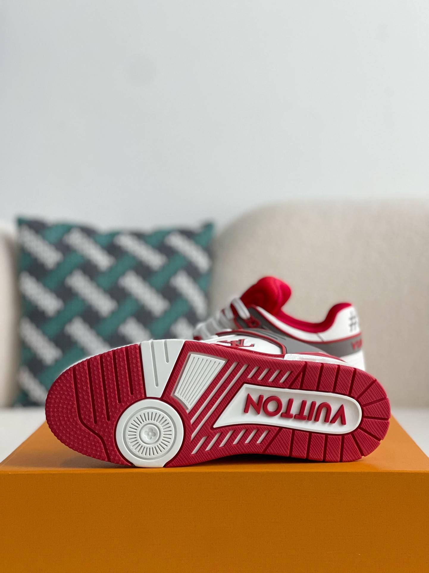 L*V SNEAKERS