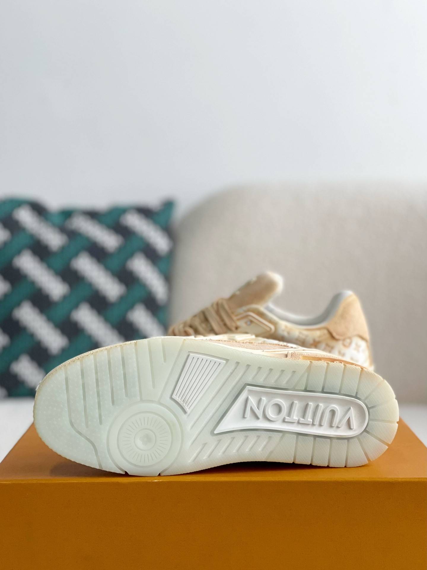 L*V TRAINER SNEAKERS