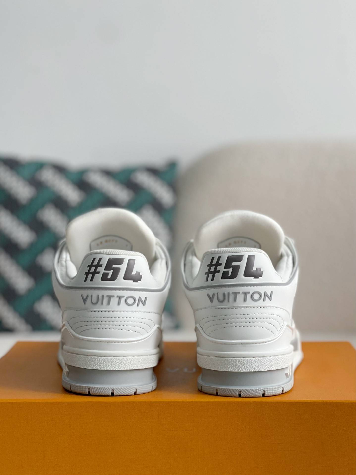 L*V SNEAKERS
