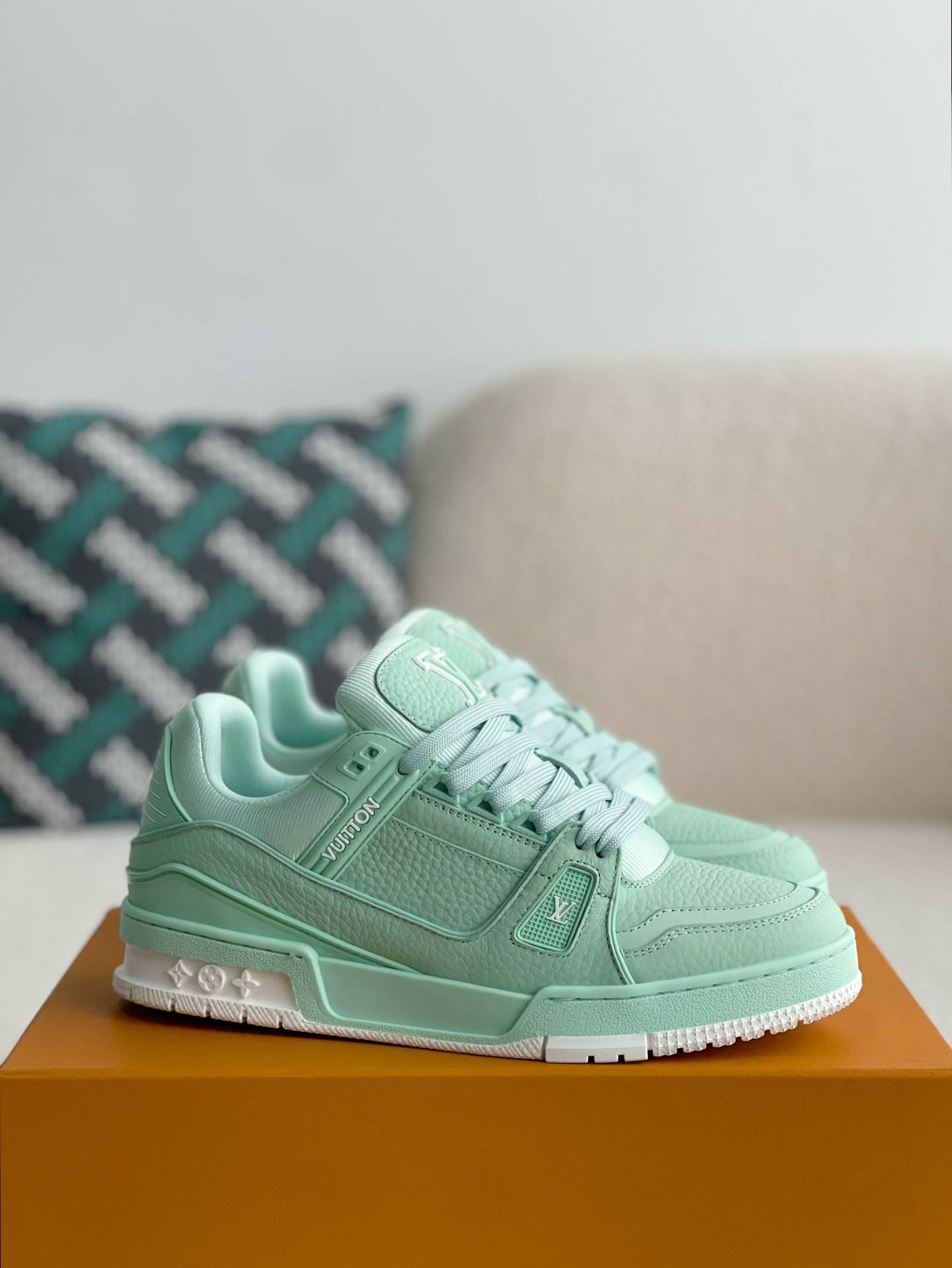L*V SNEAKERS