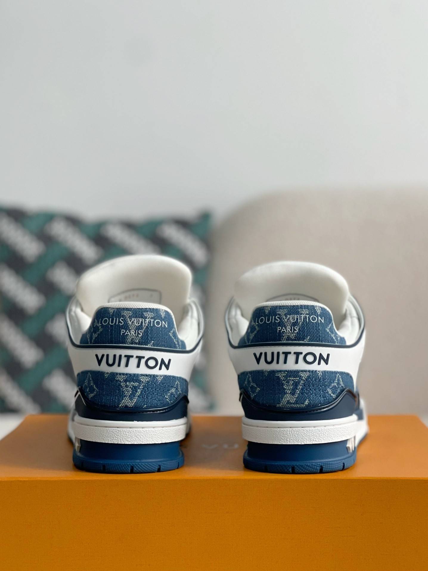 L*V SNEAKERS