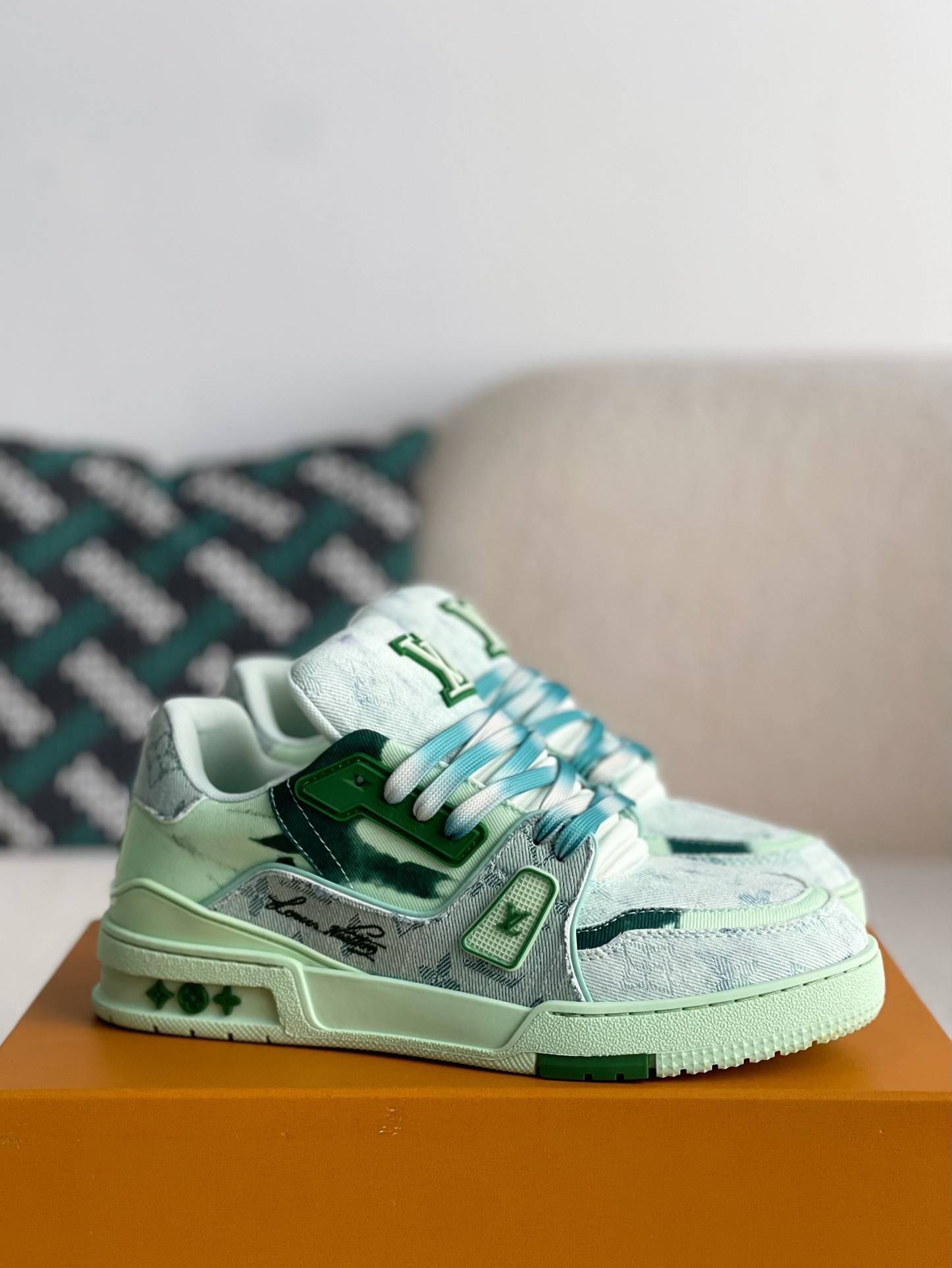 L*V SNEAKERS
