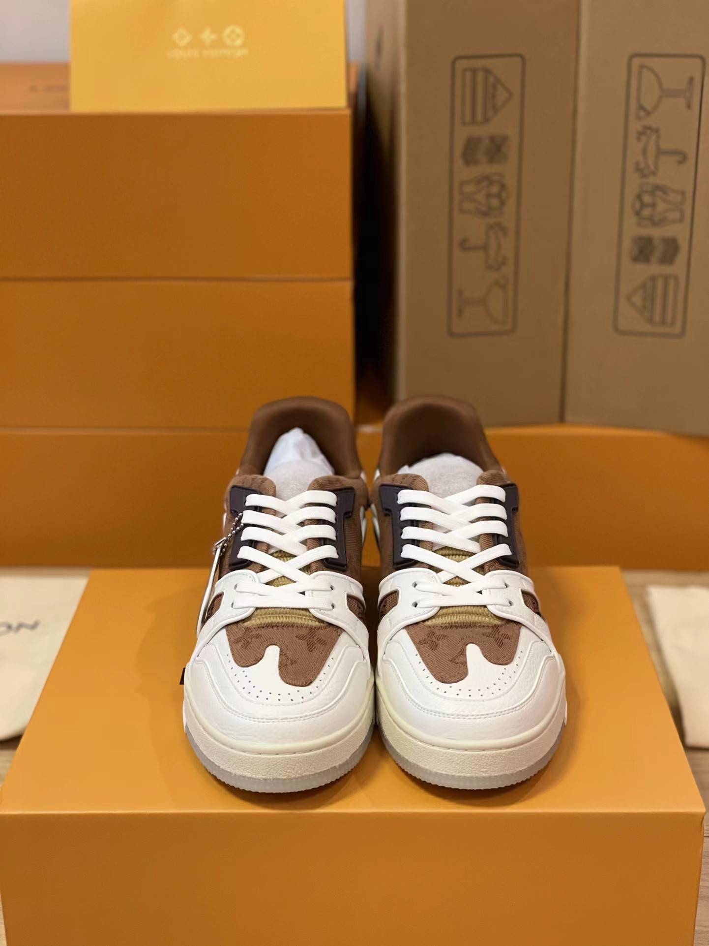 L*V TRAINER 1A9IQ5 Sneakers