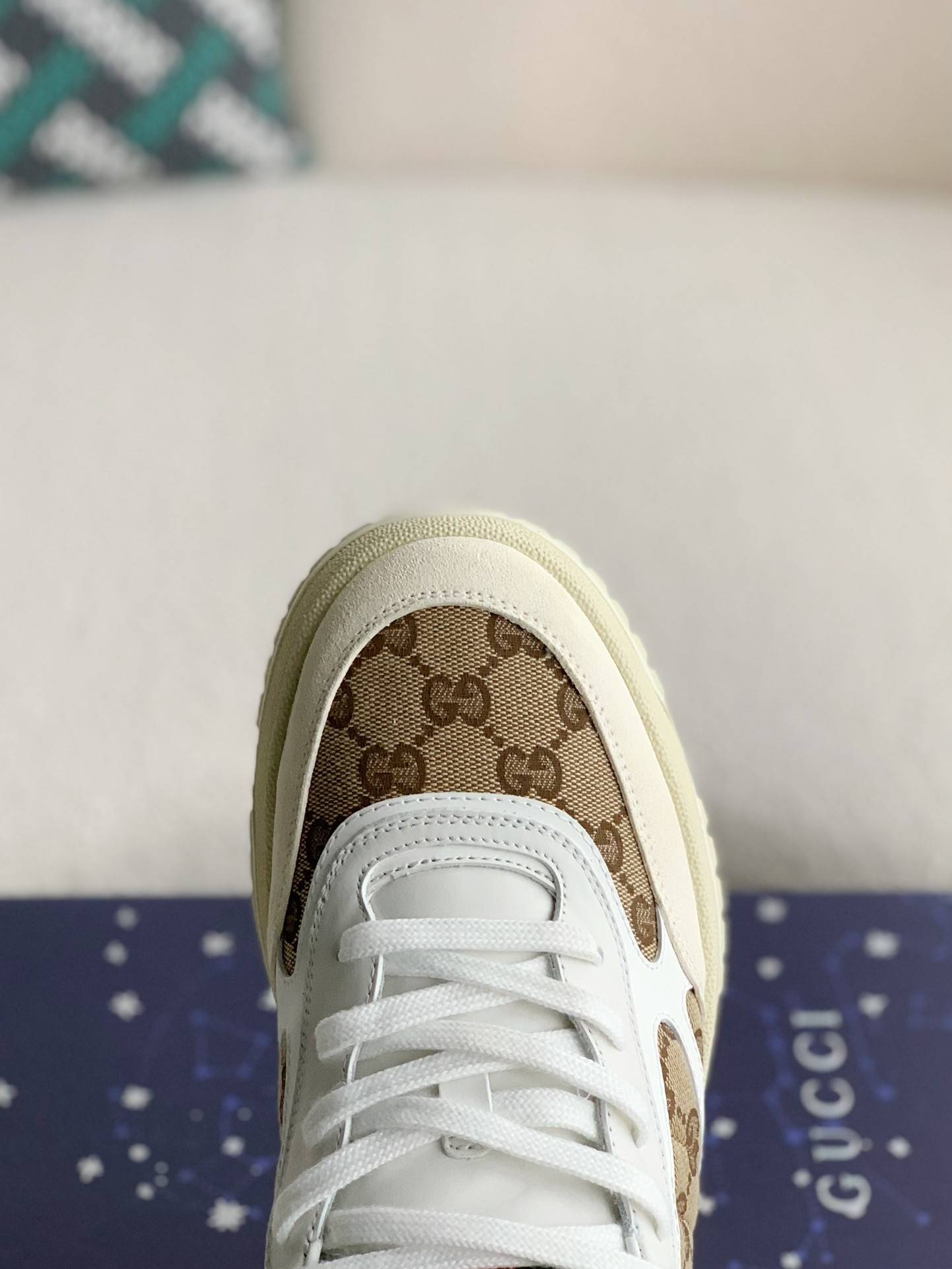 GU*INew Sneakers